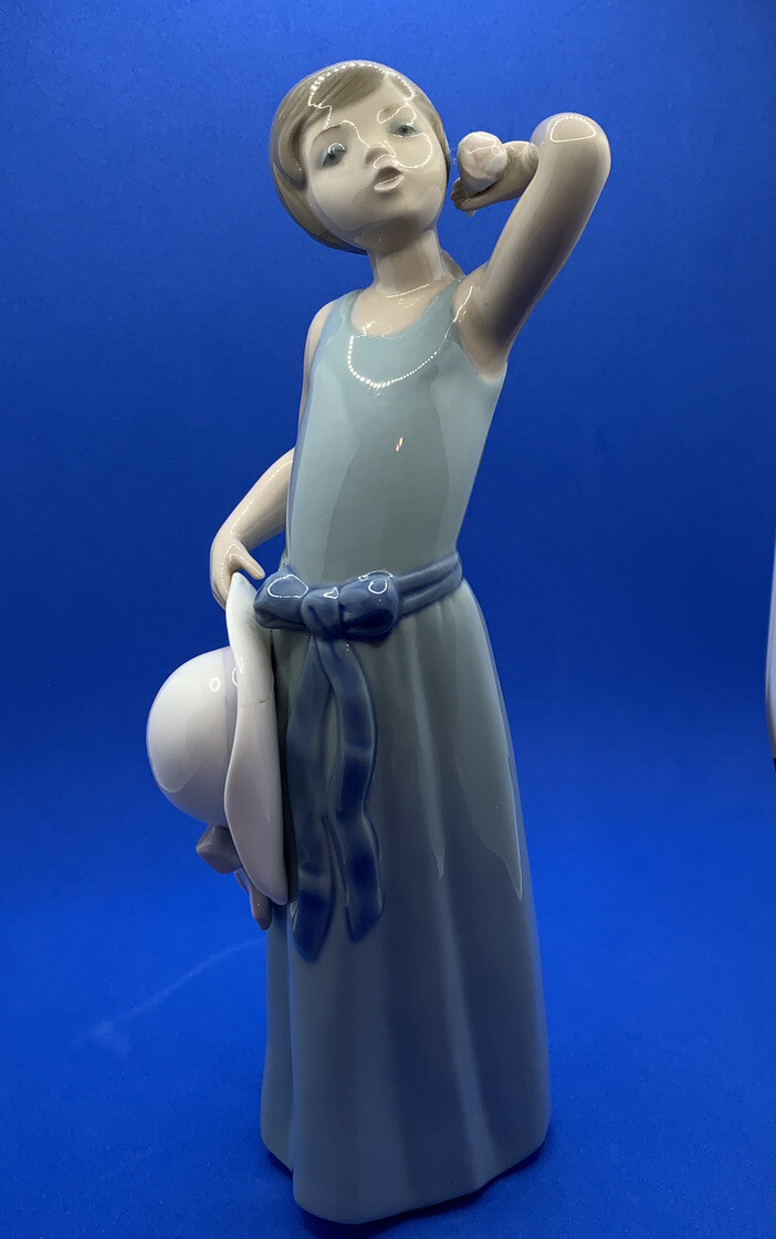 LLADRO RETIRED 5010 PRISSY COIFFURE-GIRL WITH STRAW HAT, Preowned Well Cared For