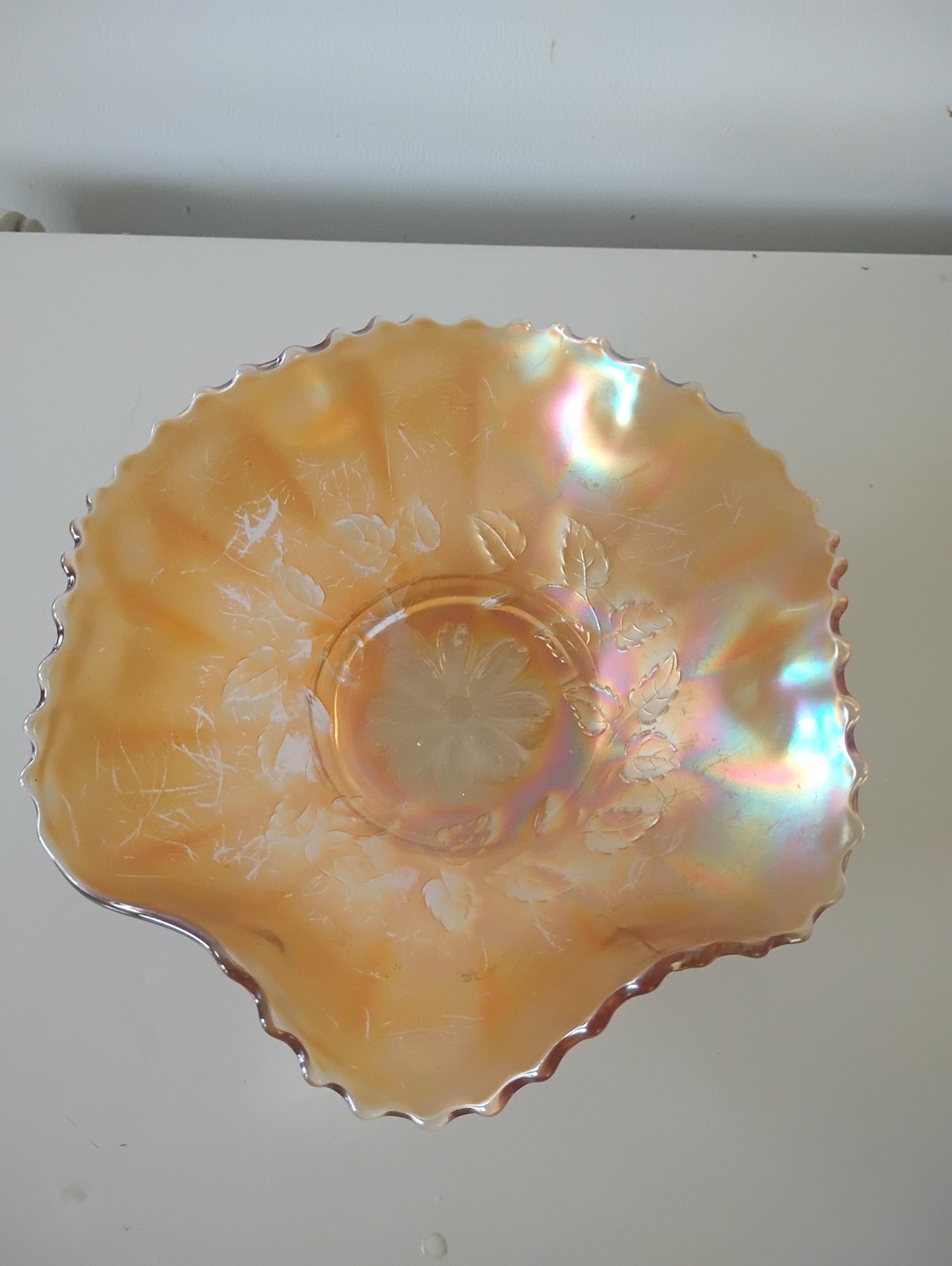 Vintage Marigold Leaf Pattern 9 1/2 Inch Ruffled Bowl. Vintage Marigold Leaf Pattern 9 1/2 Inch Ruffled Bowl.