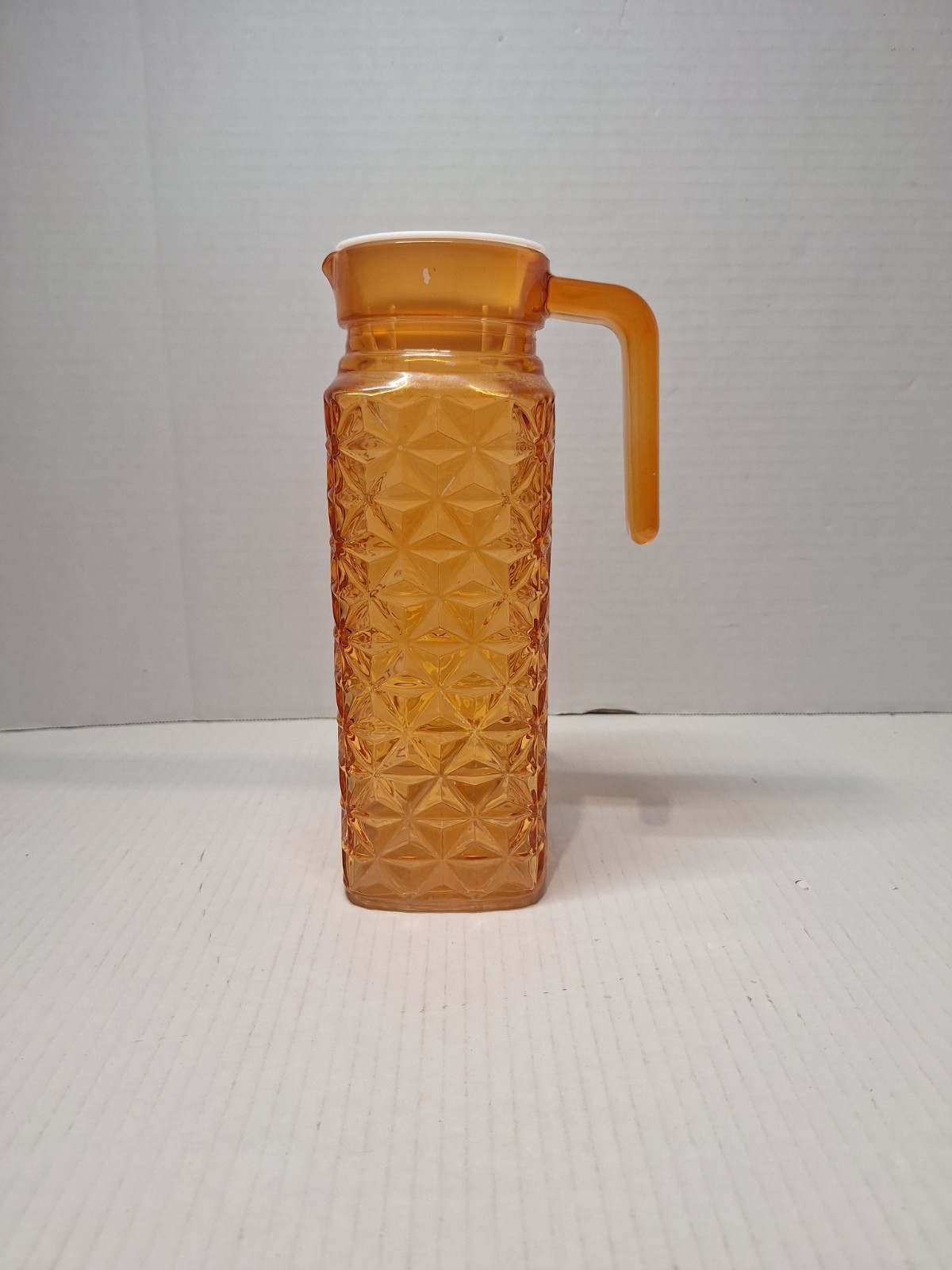 ORANGE SQUARE PITCHER PLASTIC LID DIAMOND POINT DESIGN 9.5 INCHES 36 OZS