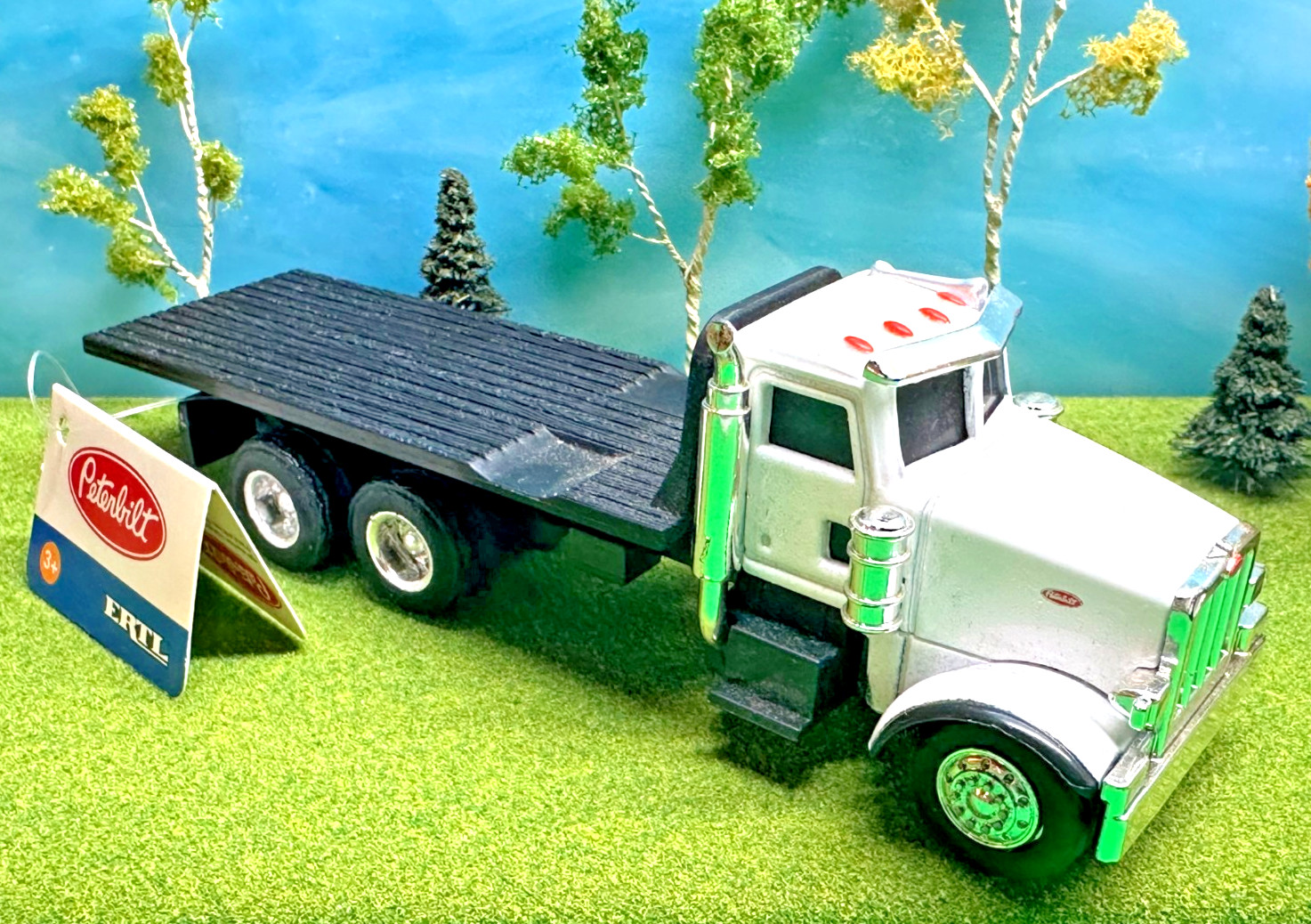 ERTL, Peterbilt 367, Flatbed Semi-Truck, Beautiful Snow-White Model 367 New