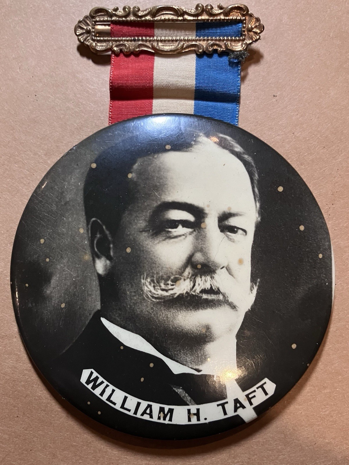 1908 William H. Taft 3 1/2” Photograph Button On Hanger In Box Clean