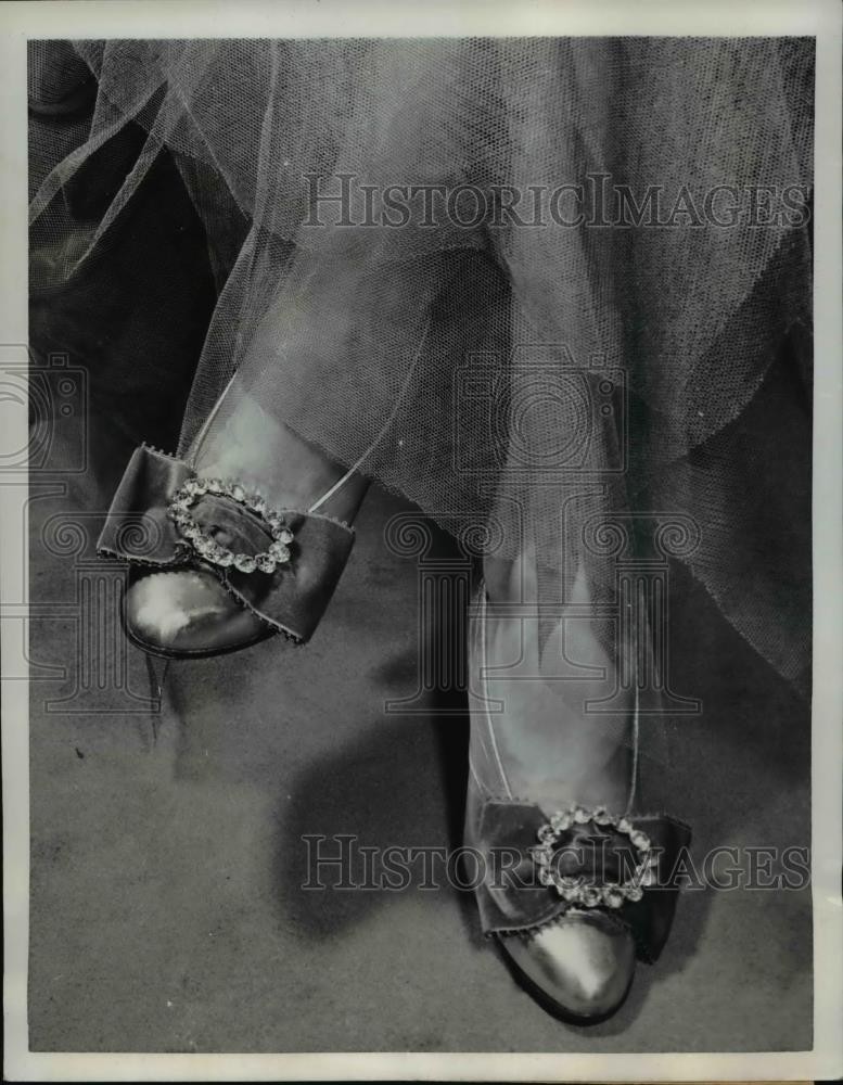1950 Press Photo Paris Evening Slipping Reminiscent Glittering twenties Paris,