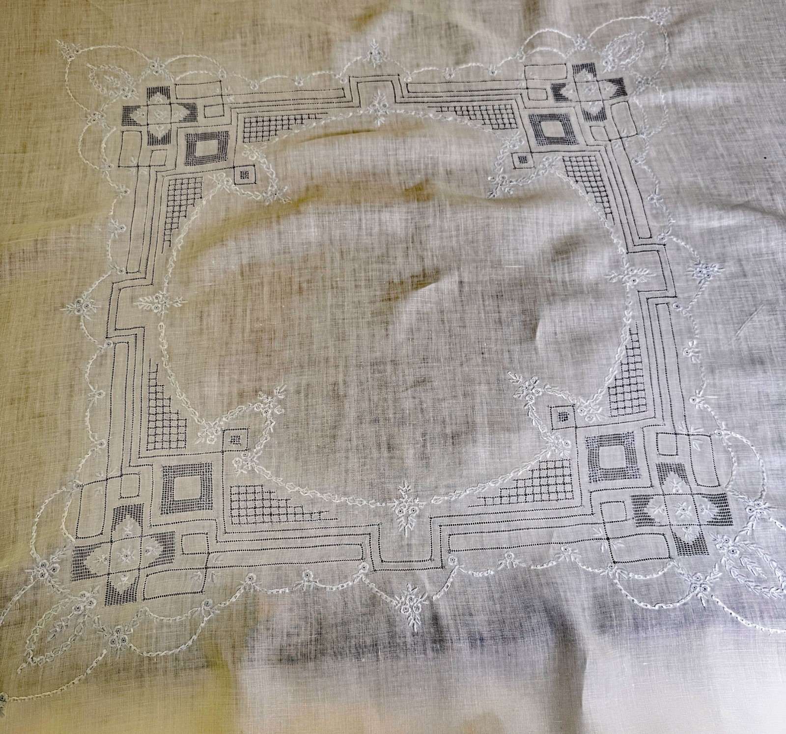 Vintage Linen Teacloth Tablecloth Swiss Appenzell Embroidery & Openwork  ZZ616