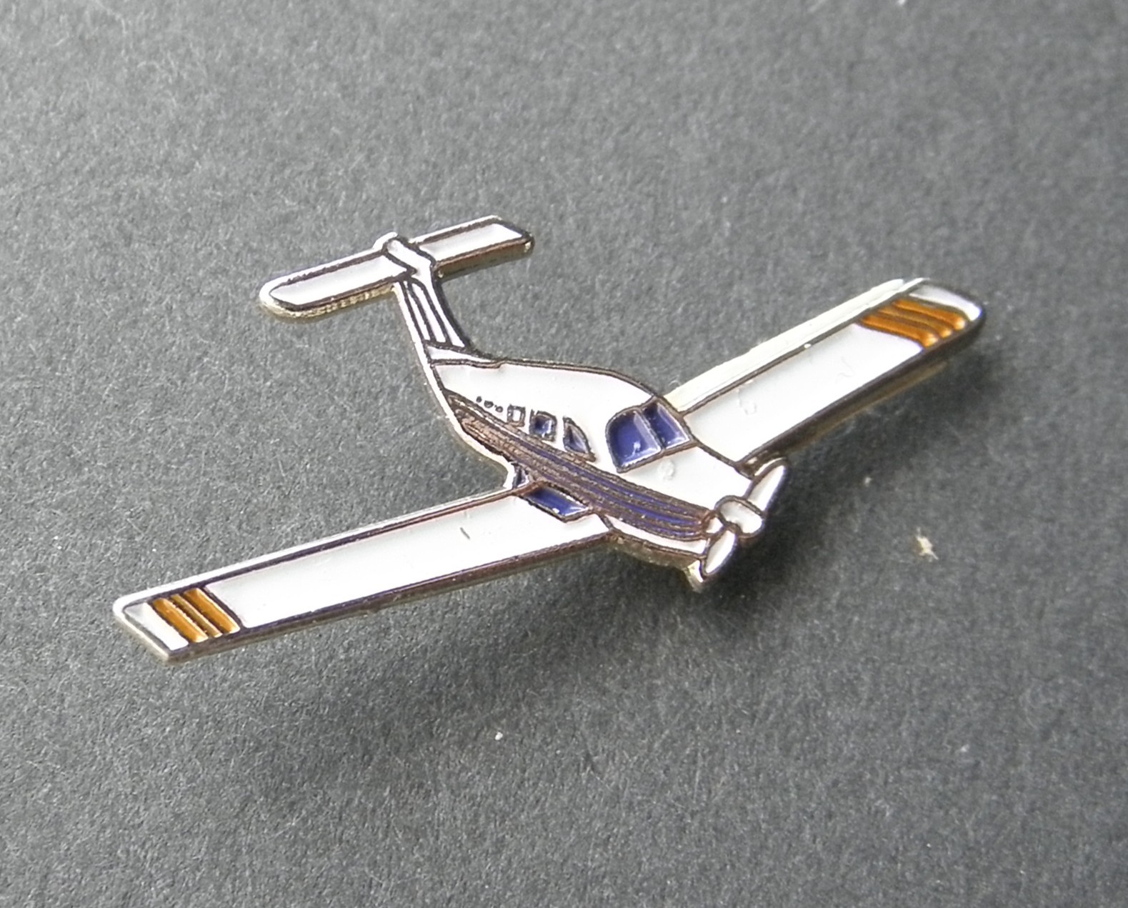 PIPER ARROW PA-28 AIRCRAFT LAPEL PIN BADGE 1.25 x 1/2 INCHES