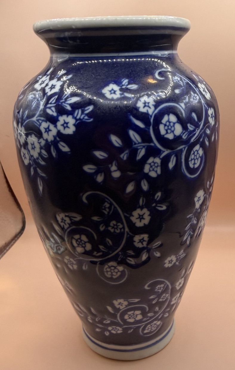 CHINESE BLUE AND WHITE FLORAL PORCELAIN VASE