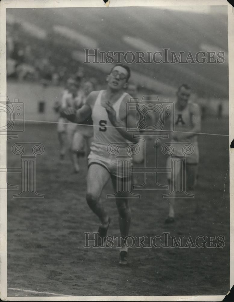 1930 Press Photo A group of college sprinters at a track meet - net12207 1930 Press Photo A group of college sprinters at a track meet - net12207