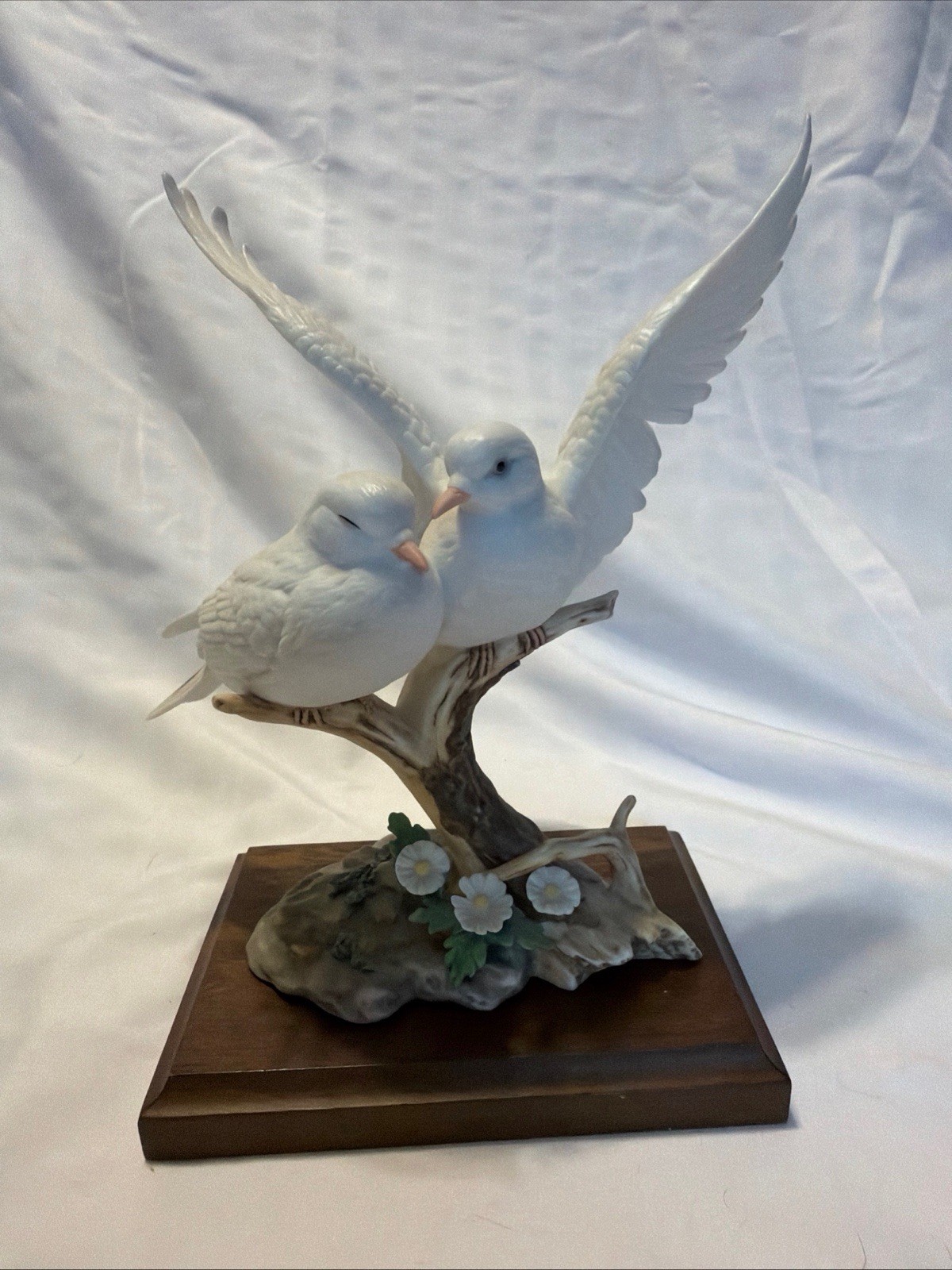 Fine Porcelain Figurine D8704 Wings Of Love 1987