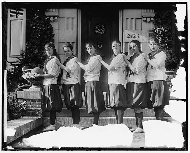 Photo:Holton School Arms Team Basketball Girls 1910s Six Players