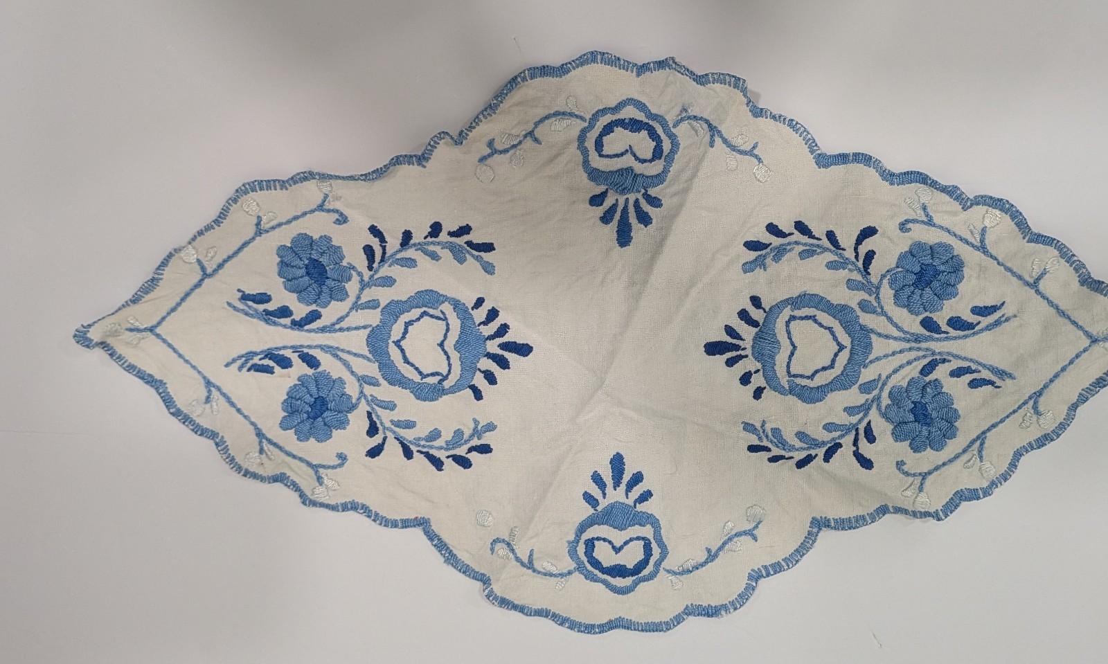 Vintage Blue Embroidered Linen Runner Scalloped Edge Table Topper Oval 20\ Vintage Blue Embroidered Linen Runner Scalloped Edge Table Topper Oval 20\
