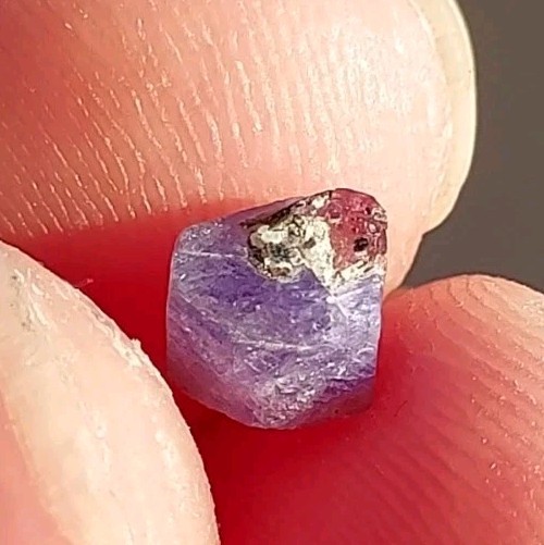 STUNNING RARE PURPLE SAPPHIRE WITH RED PYROPE GARNET FROM MADAGASCAR 