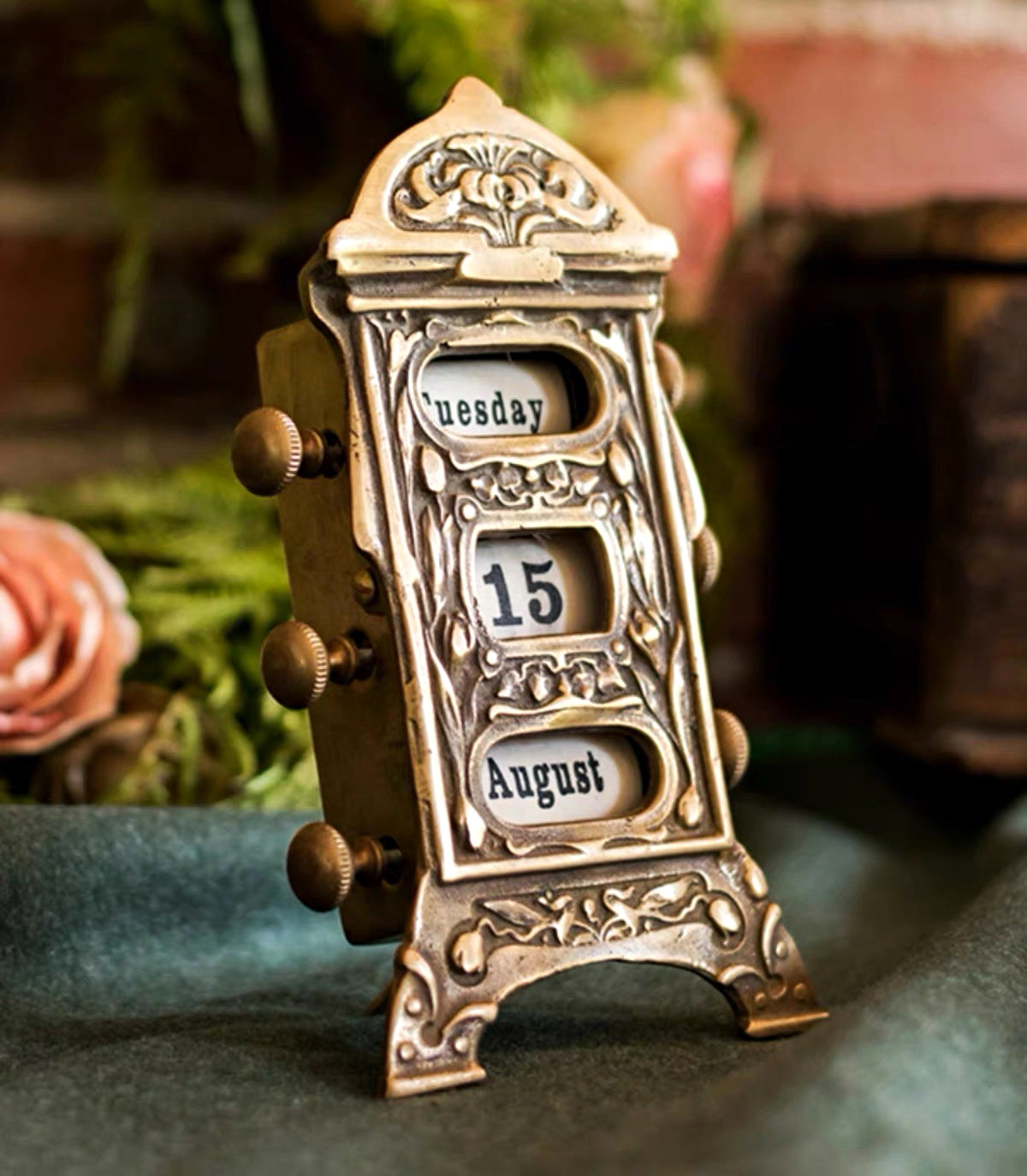 Vintage Style Ornate Metal Perpetual Desk Calendar Day Date Month