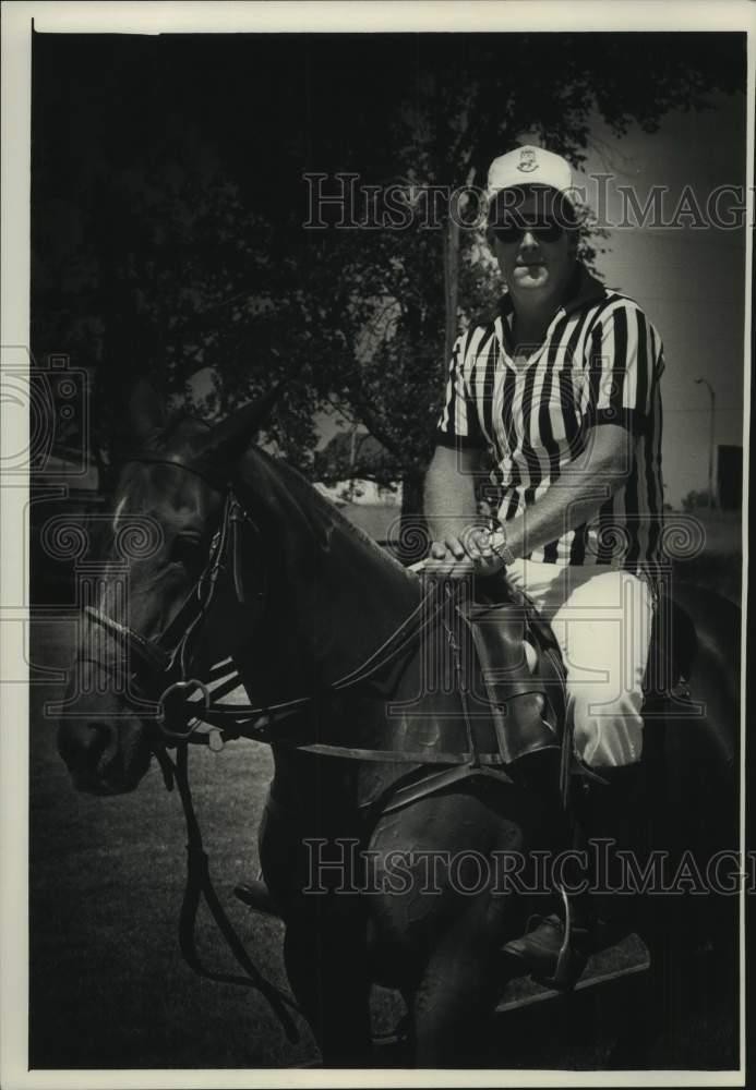 1988 Press Photo Jamie Uihlein, on a horse getting ready to umpire polo game.