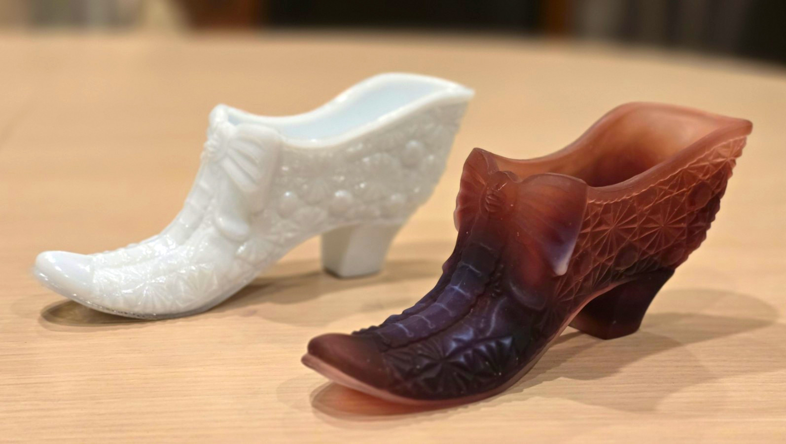 Vintage Boyd Art Glass Bow Slipper Shoes White/Brown Purple Slag B Diamond Mark