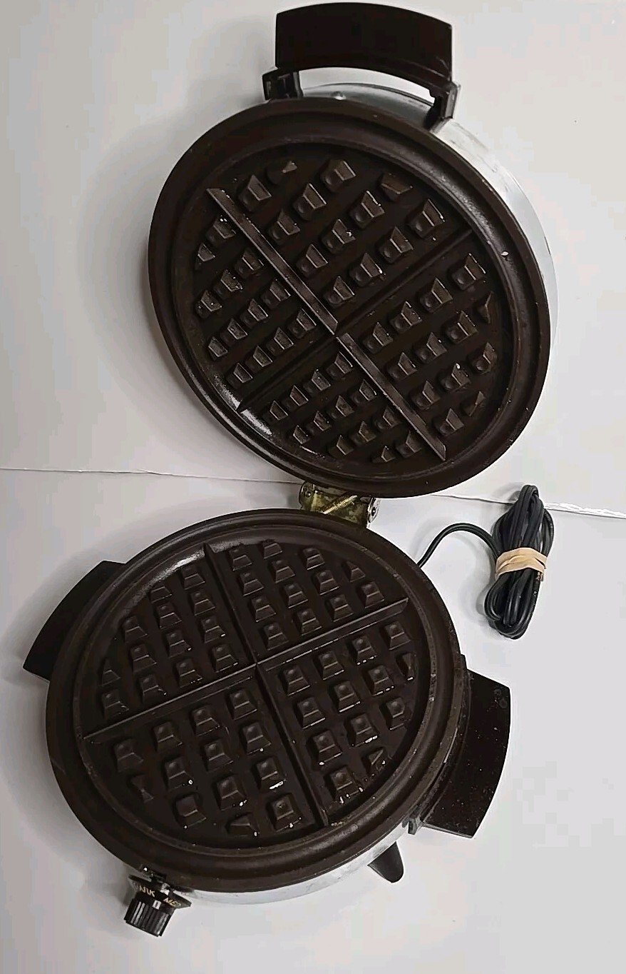 Vintage Toastmaster Waffle Maker Baker Iron Non-Stick W252A Chrome Bakelite USA