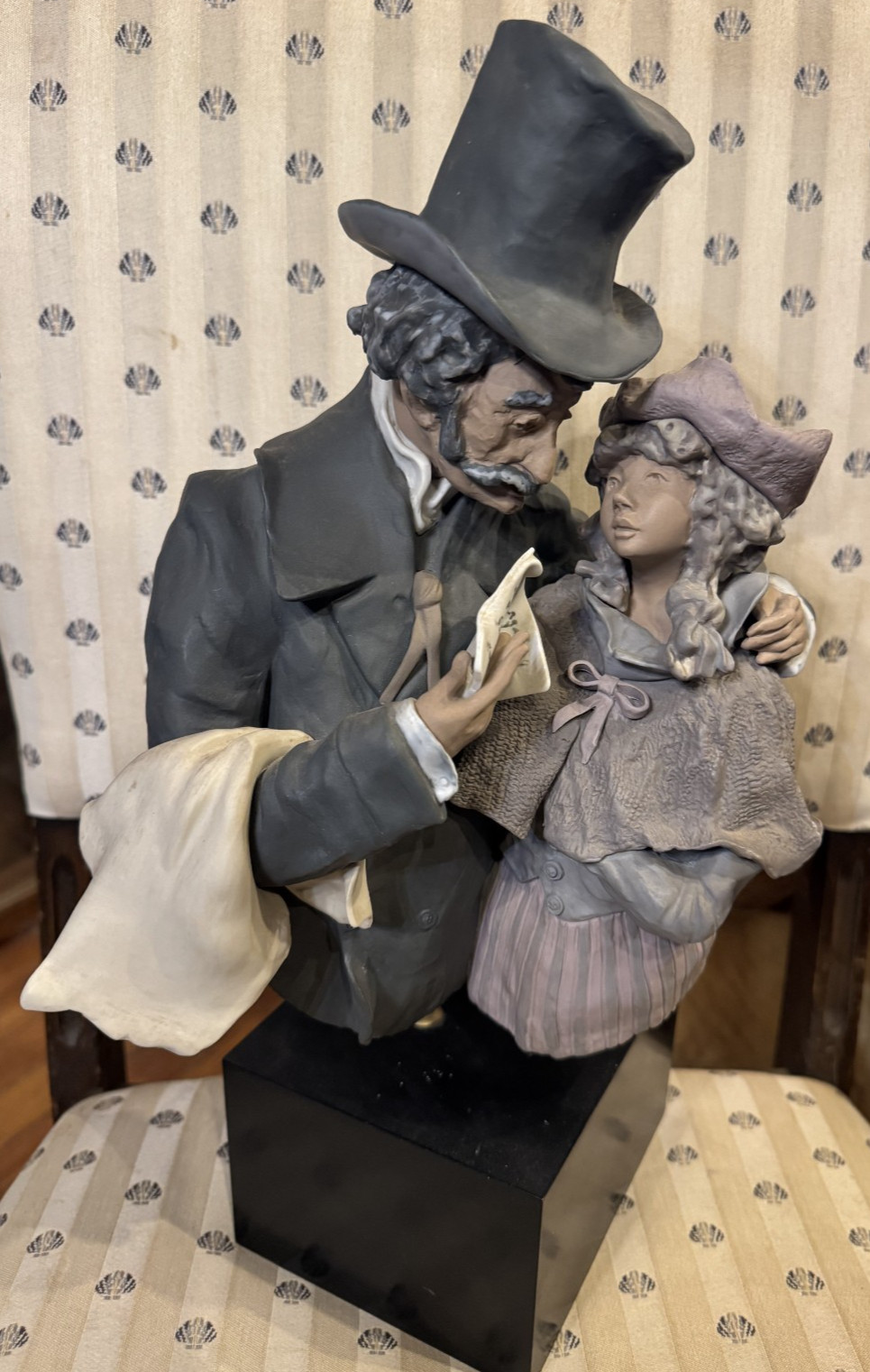 Lladro Comforting News Goyesca Porcelain Figurine Black Base Ltd Ed 1011748