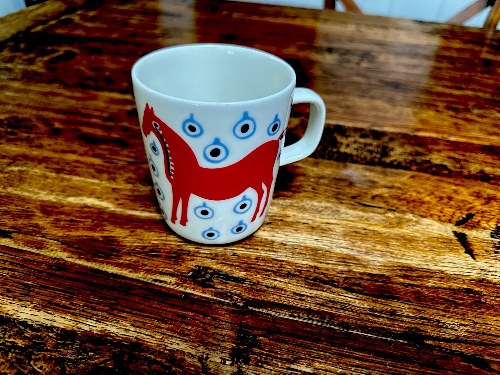 Marimekko Oiva Musta Tamma Mug Featuring a Distinctive Red Horse Graphic Design