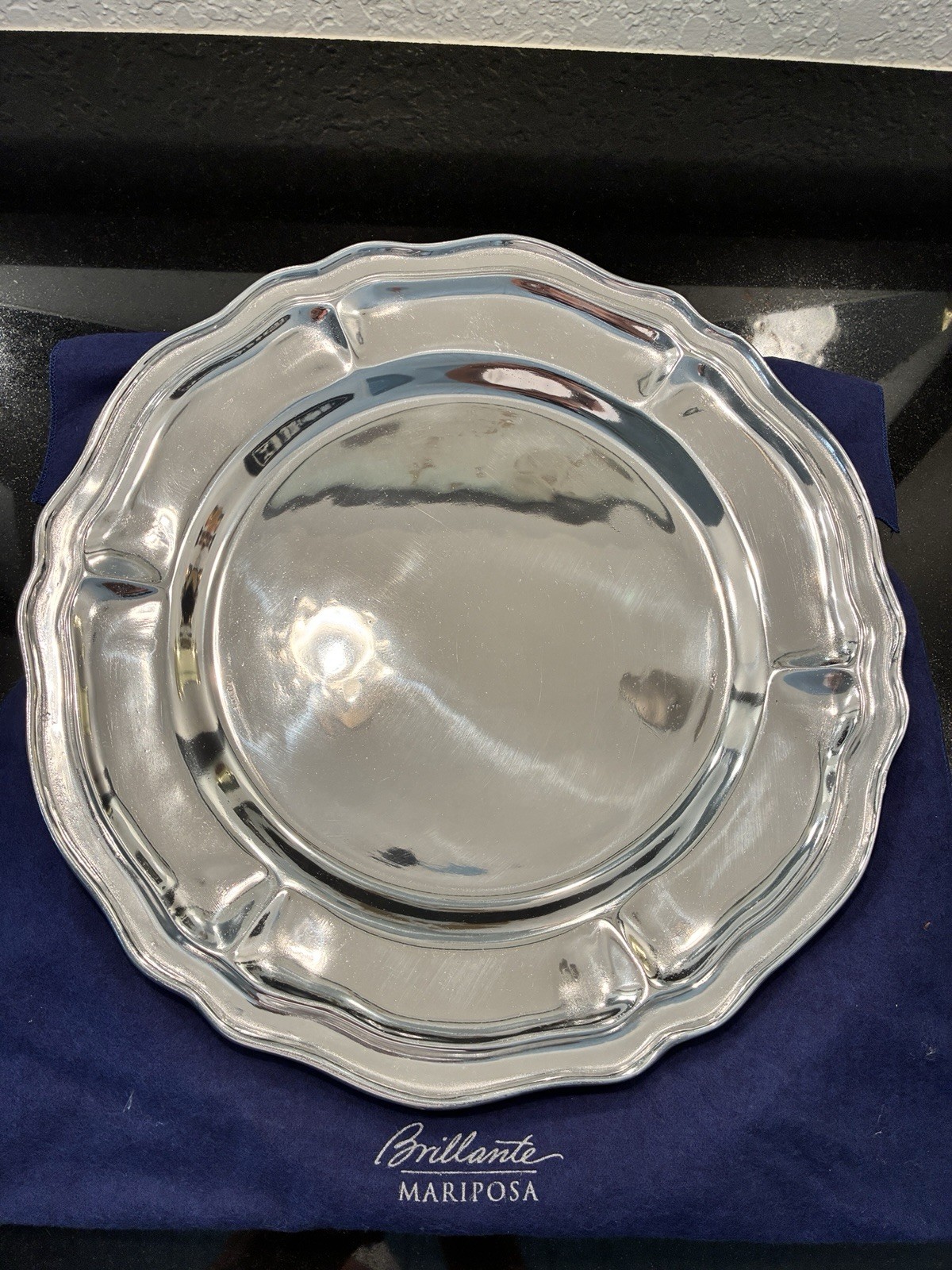 Mariposa Aluminum Brilliante Round Hand Cast 14” Charger Scalloped Edge