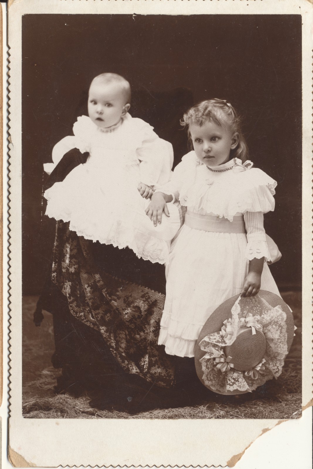 Vintage 1890s Cabinet Card: LITTLE GIRL, BABY, BIG HAT; Kelso, West Plains, MO.