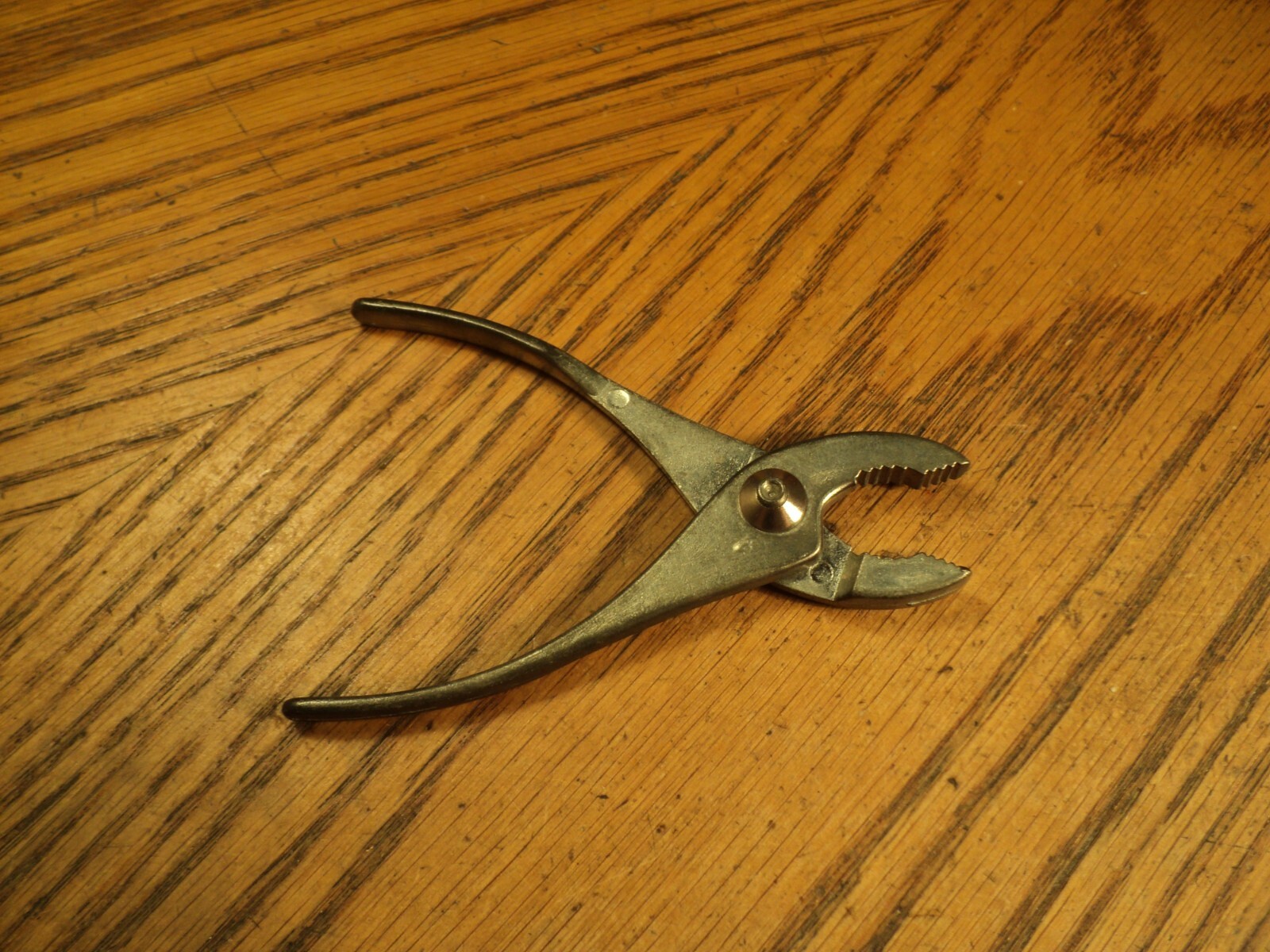 Vintage Unbranded Non-Adjustable Pliers Tool - 3-7/8\