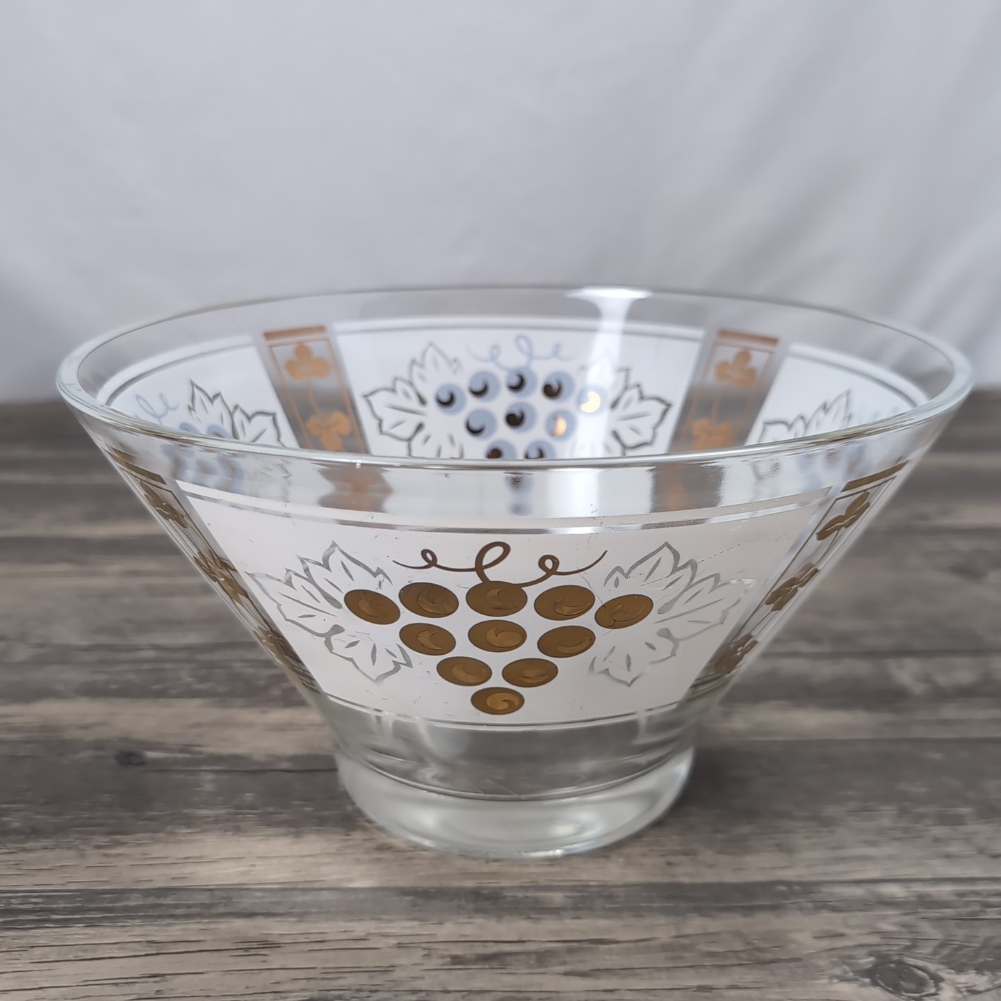 Vintage Anchor Hocking Glass Chip Bowl Gold & White Grapes Leaf Design 10.5