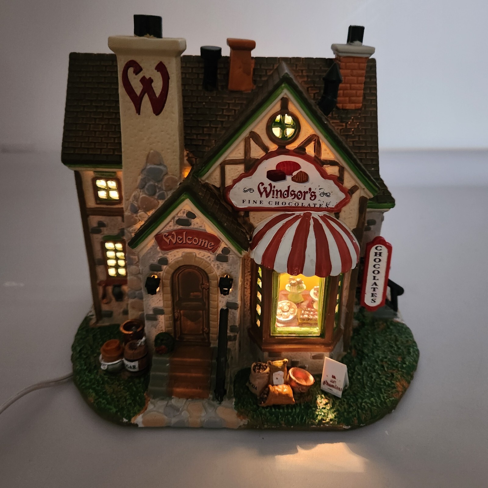 Lemax 2013 Windsor\'s Fine Chocolate Shop Coventry Cove 35595 Retired Christmas