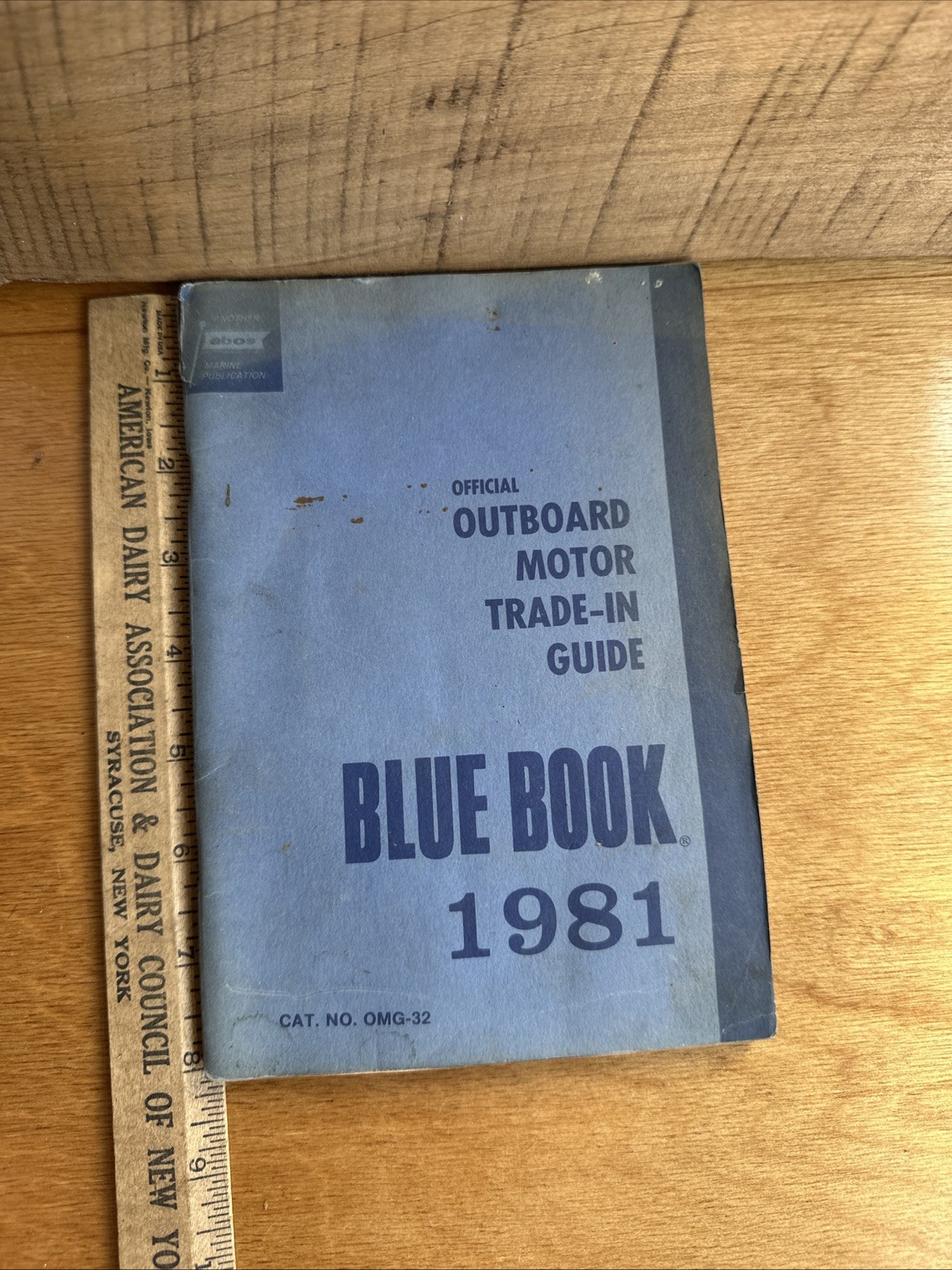 Vintage 1981 Official Outboard Motor Trade In Guide Blue Book Manual OMG 32