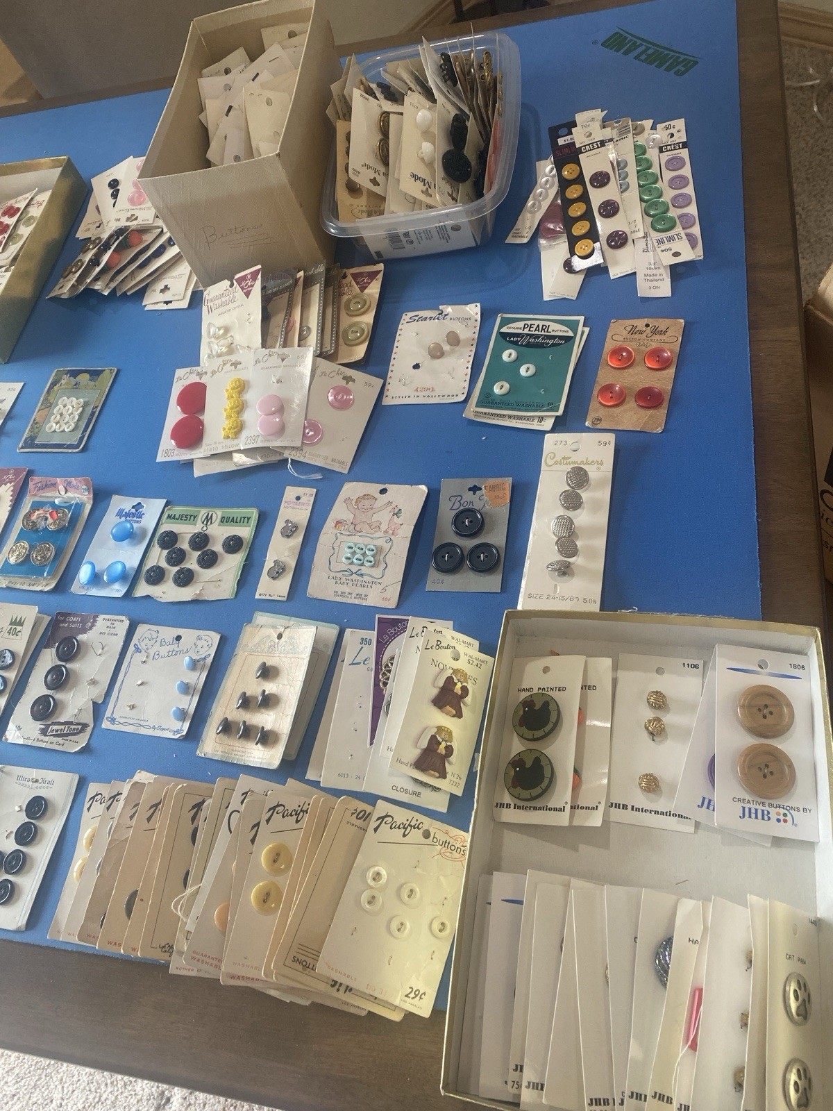 Buttons Vtg Lot Of Buttons on Cards LaPetite LaMode JHB Pacific Lansing plus