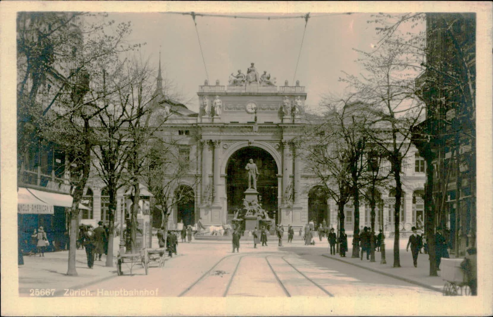 Postcard Vintage postcard of Zürich-Hauptbahnhof