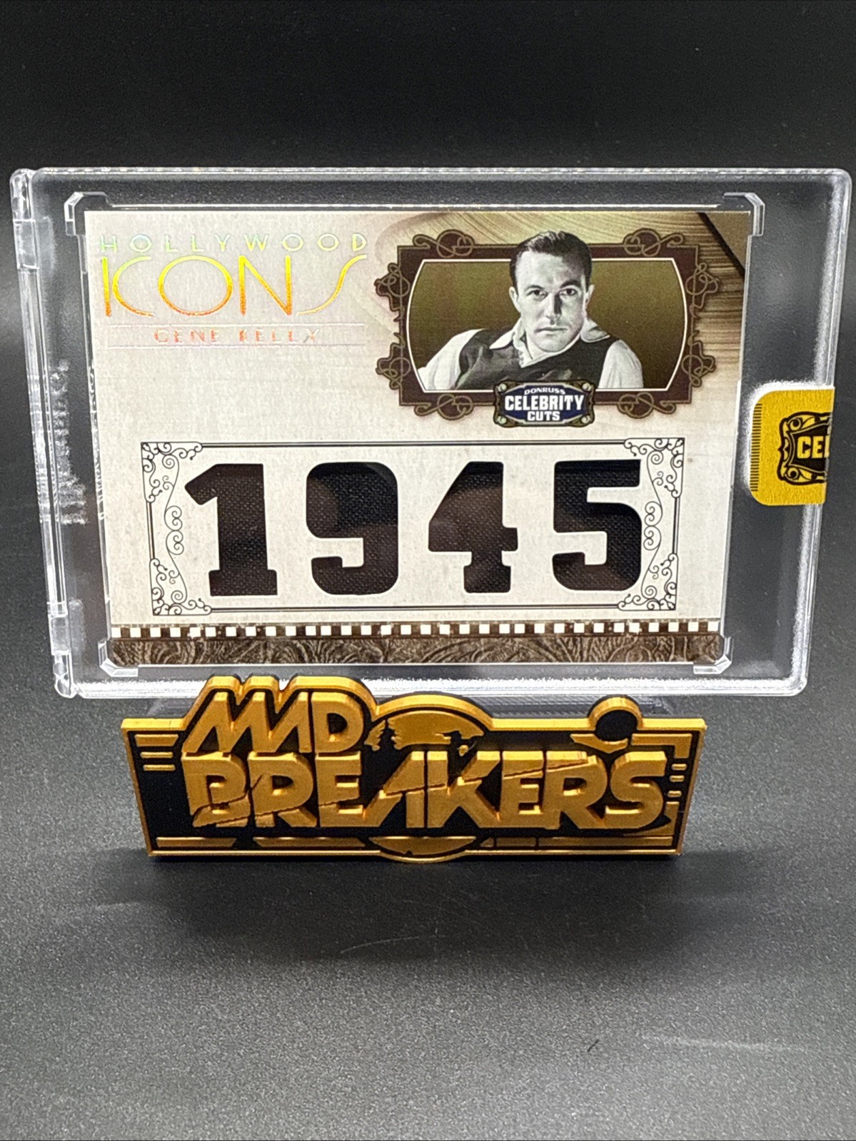 2008 Donruss Celebrity Cuts Hollywood 1945 materials  - GENE KELLY   #/25