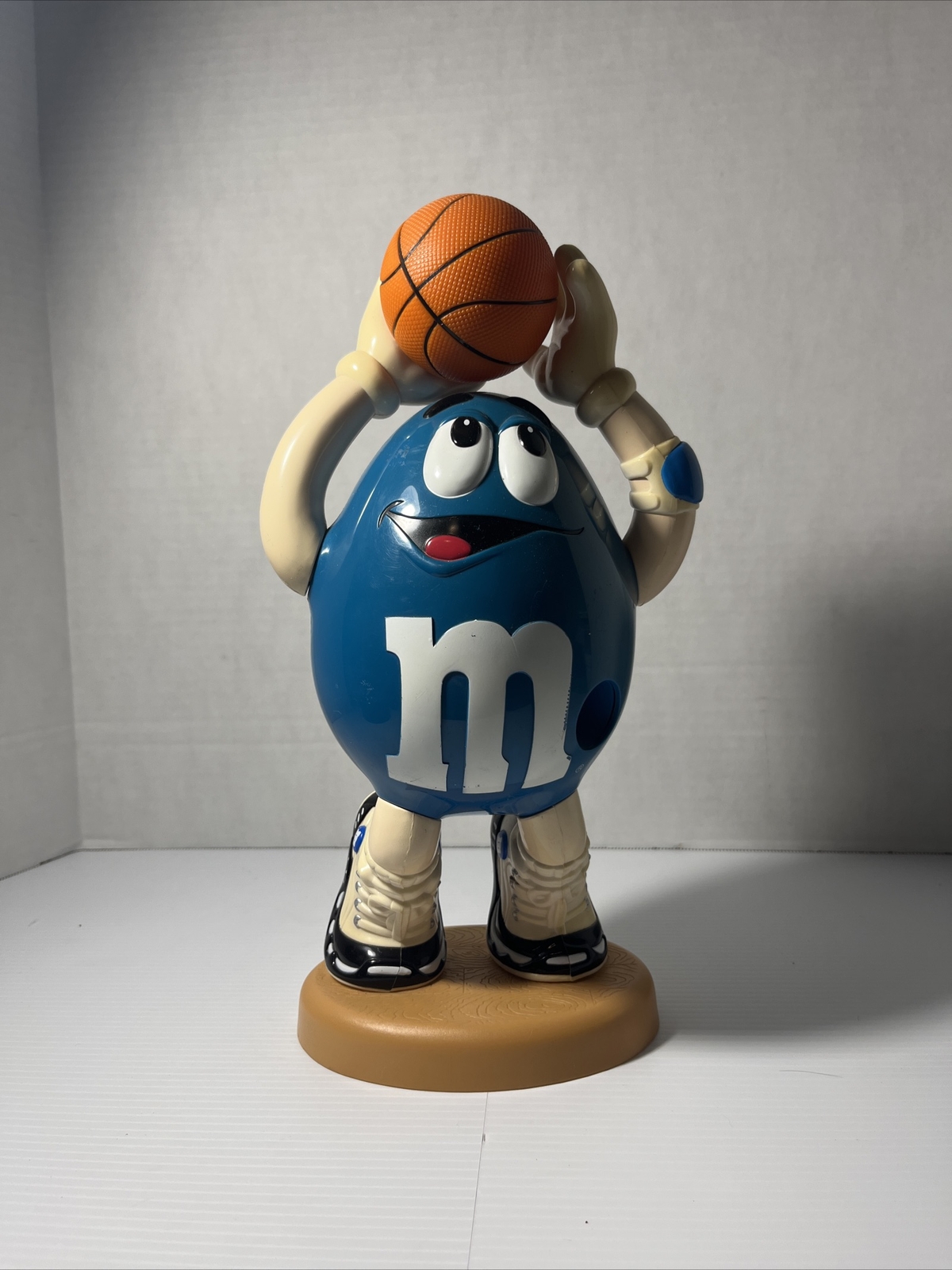 Candy Dispenser M & M BLUE BASKETBALL PLAYER  12 IN  PLASTIC COLLECTORS ITEM
