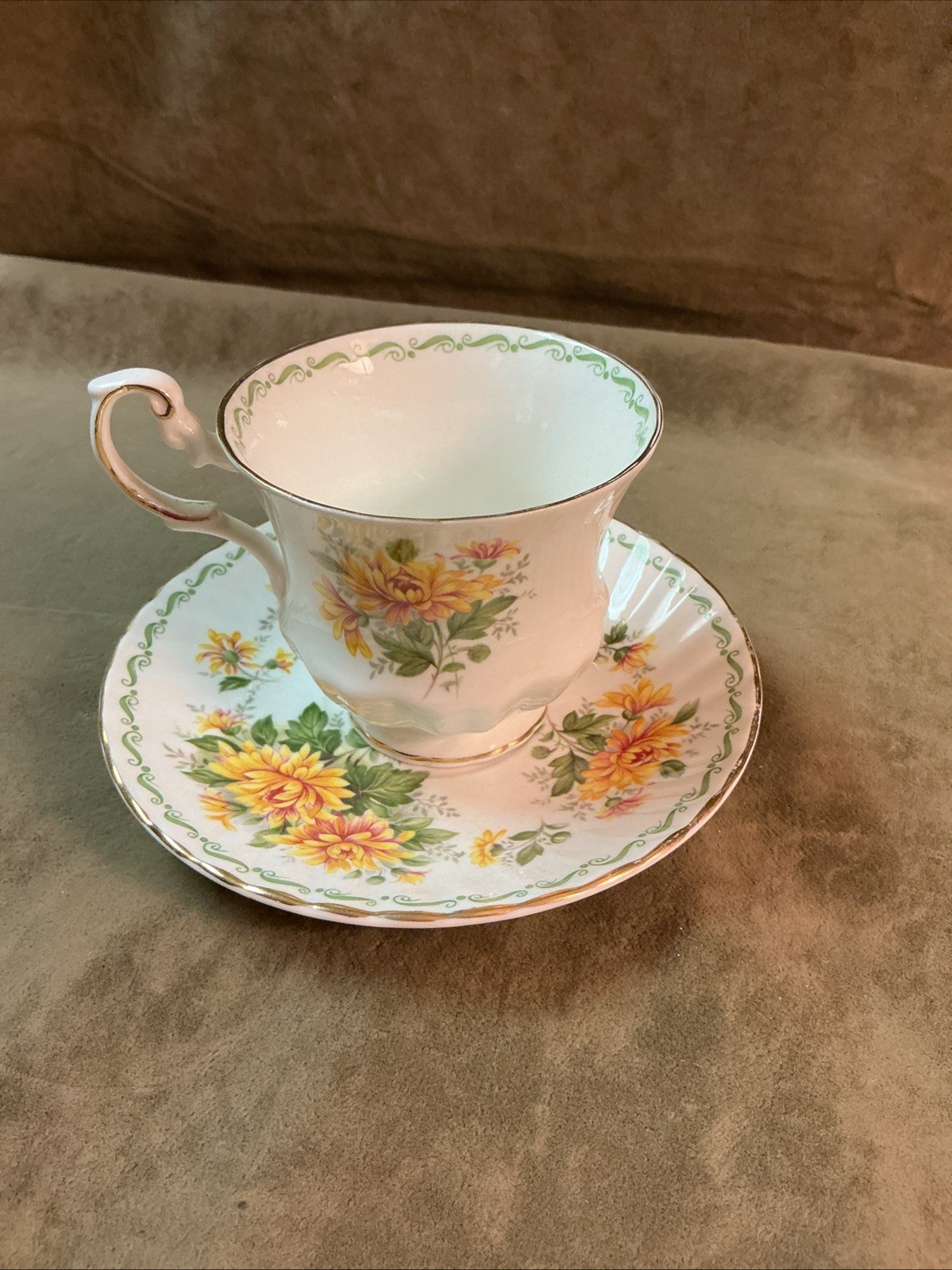 Special Flowers Chrysanthemum Queen’s Fine Bone China Rosina England Cup/saucer