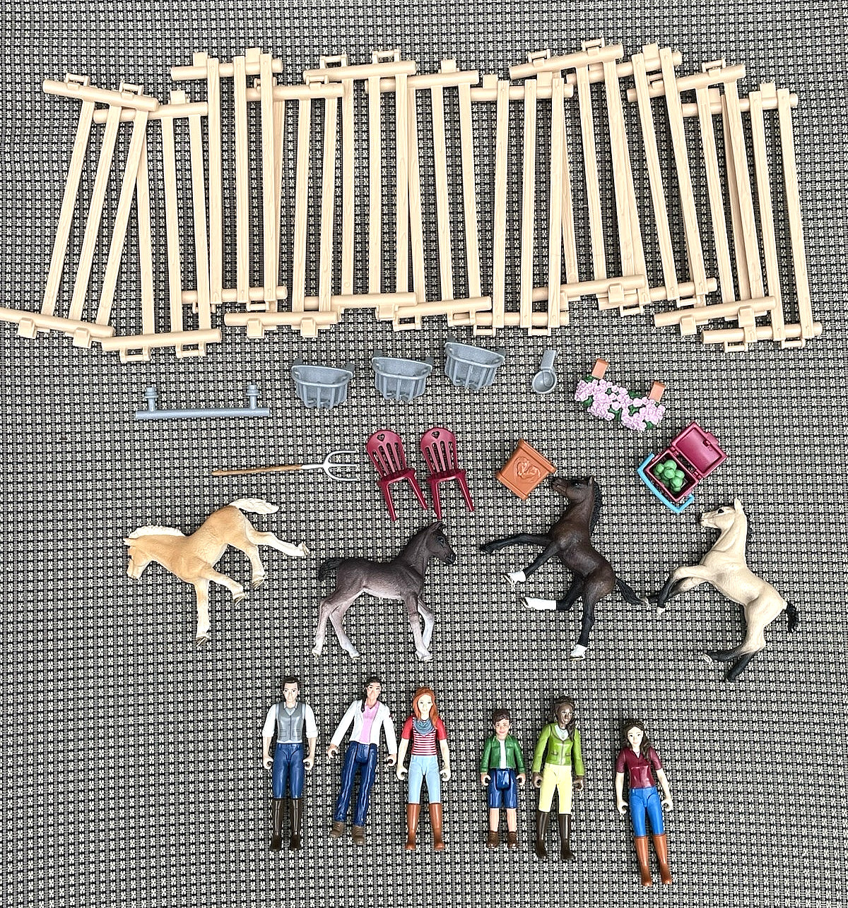 Lot of Schleich 4 Horses 6 People Figurines Fencing Farm Accessories Tools NICE