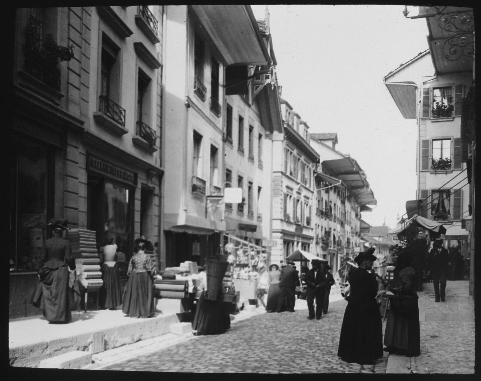 A BUSY STREET IN THUN NO2 SWITZERLAND C1910 OLD PHOTOGRAPH Magic Lantern Slide