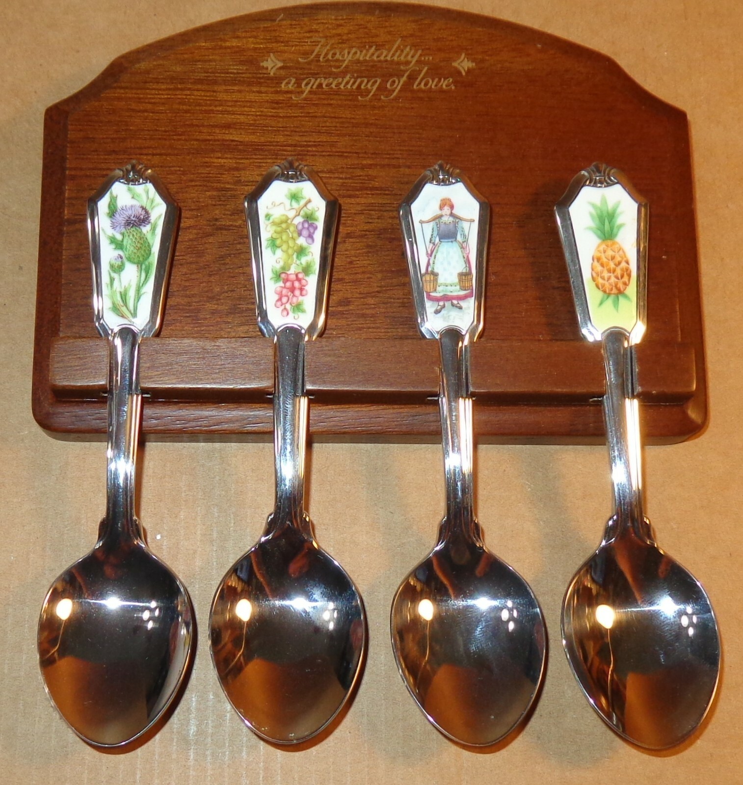 VTG 1985 AVON HOSPITALITY COLLECTOR SPOONS SCOTLAND ITALY GERMANY USA WOOD RACK