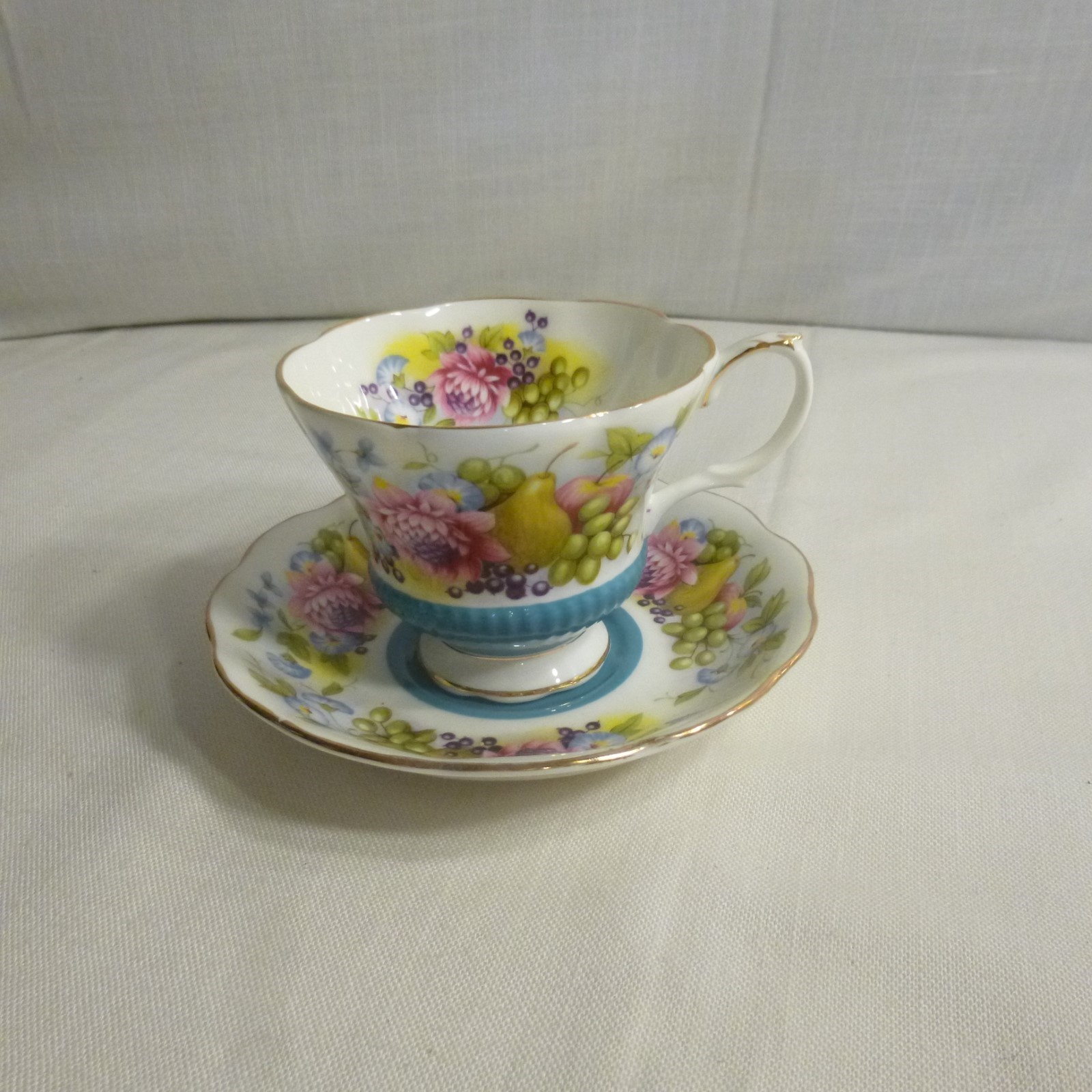 Vtg Royal Albert Footed Teacup & Saucer Country Fayre Series Bone China - EVC