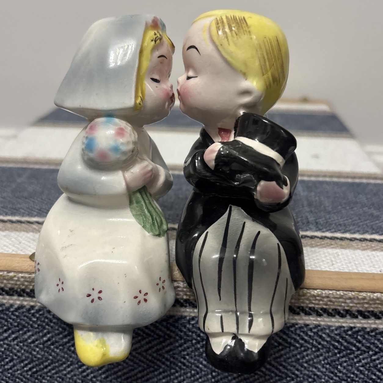 Vtg Japan Kitsch Anthropomorphic Bride Groom Kissing  Salt & Pepper Shakers 1950