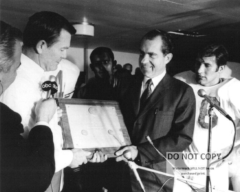 RICHARD NIXON & TEXAS LONGHORNS FOOTBALL COACH DARRELL ROYAL 8X10 PHOTO (AA-030)