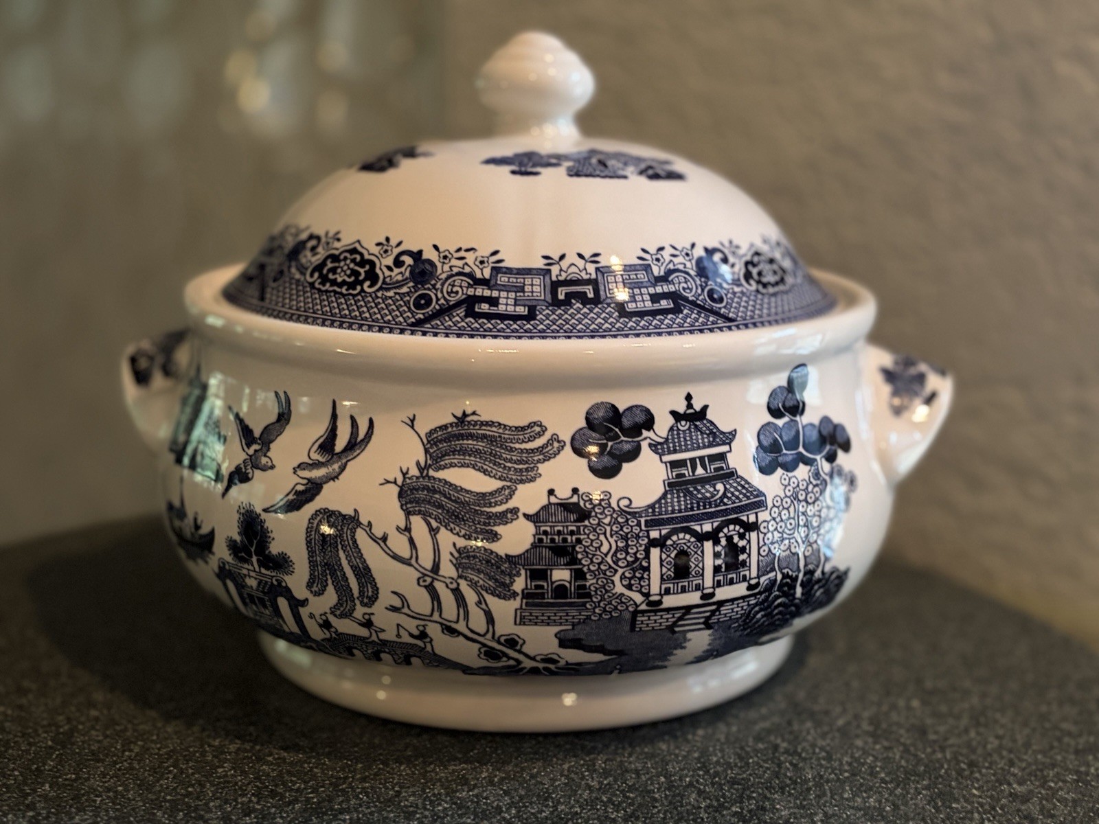 Churchill Willow Blue England Round Covered Vegetable Bowl EUC Churchill Willow Blue England Round Covered Vegetable Bowl EUC