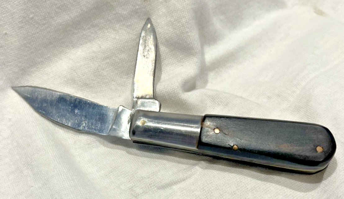 Barlow style  2 blade 3 1/4 inches closed.  Good condition.