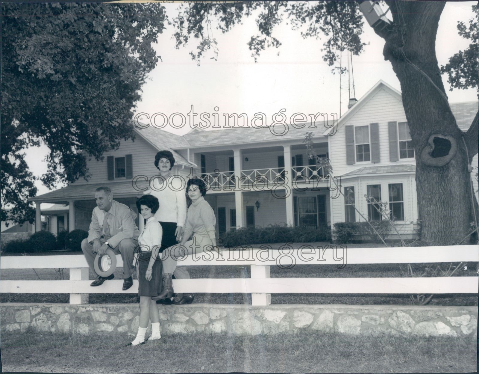 1963 Press Photo Pres Lyndon Johnson Ladybird & Daughters LBJ Ranch House