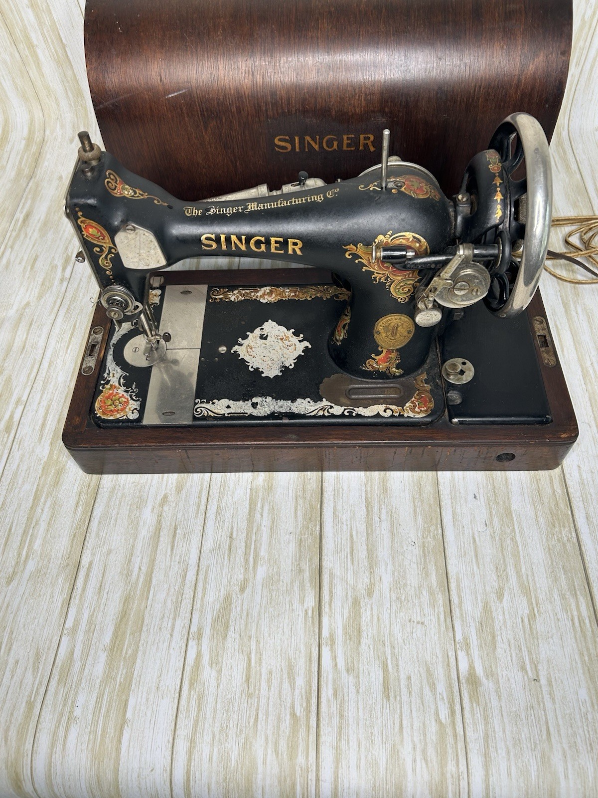 Vintage 1926 Singer 128 Sewing Machine La Vencedora Decals Wooden Case MOVES Vintage 1926 Singer 128 Sewing Machine La Vencedora Decals Wooden Case MOVES
