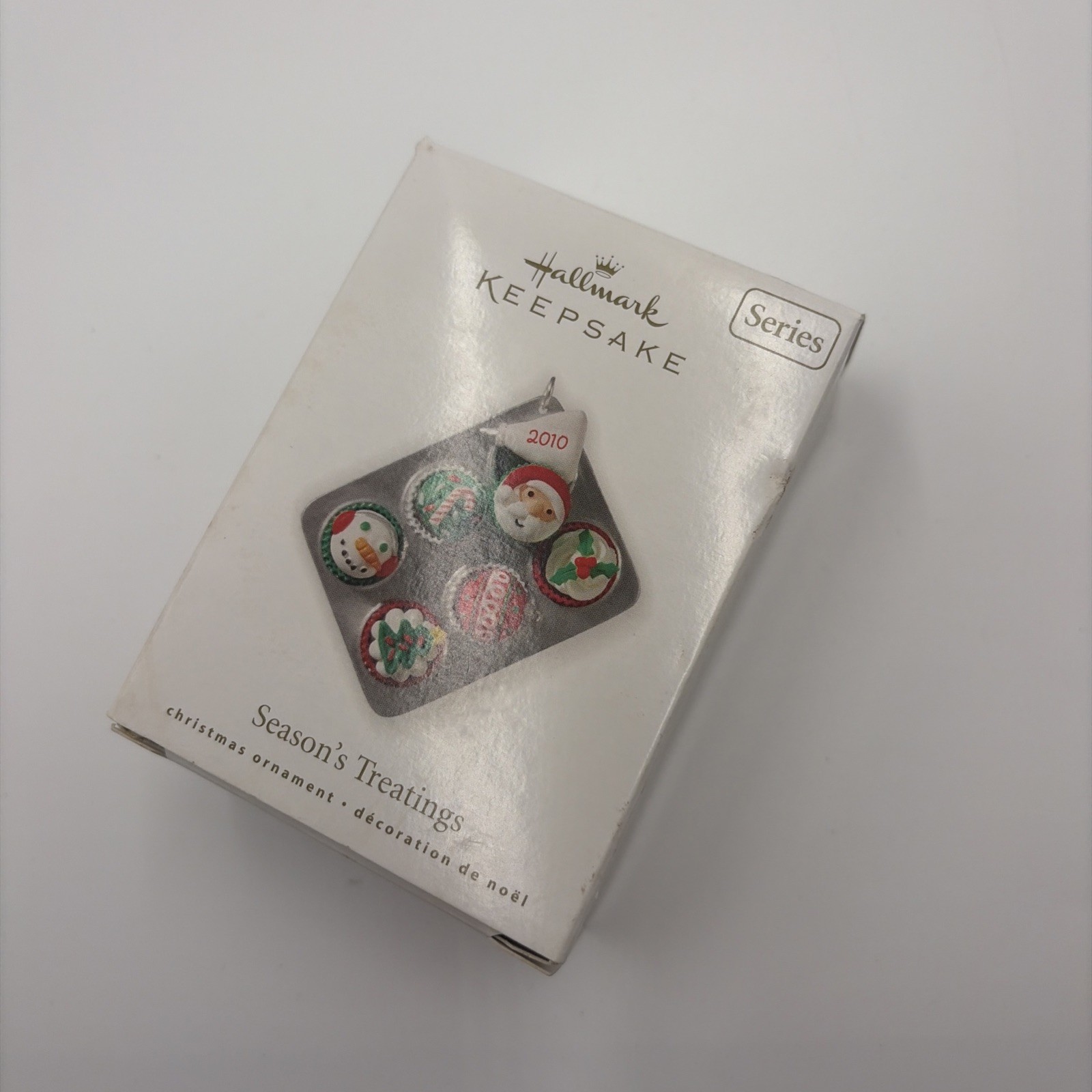 Hallmark Season\'s Treatings Cupcakes #2 2010 Keepsake Ornament QX8133 Hallmark Season\'s Treatings Cupcakes #2 2010 Keepsake Ornament QX8133