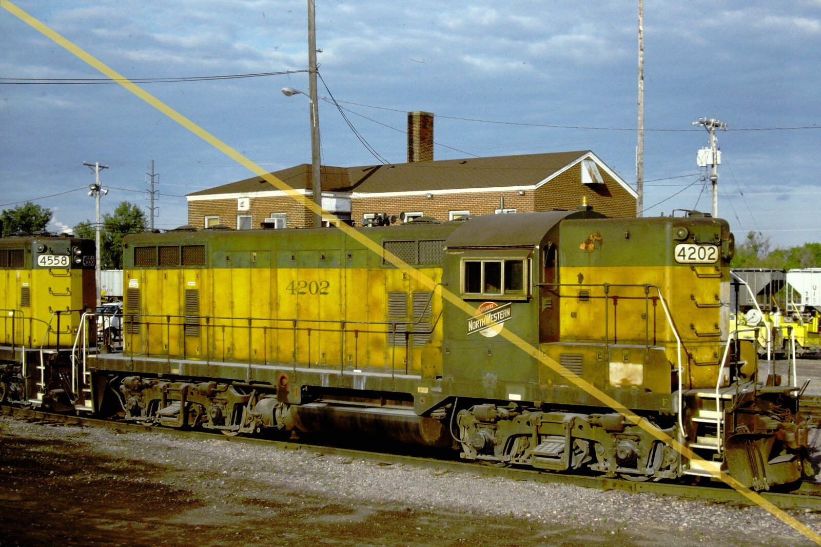 Original film slide CNW 4202 CHICAGO NORTHWESTERN Train ➳ May 1993 Original film slide CNW 4202 CHICAGO NORTHWESTERN Train ➳ May 1993