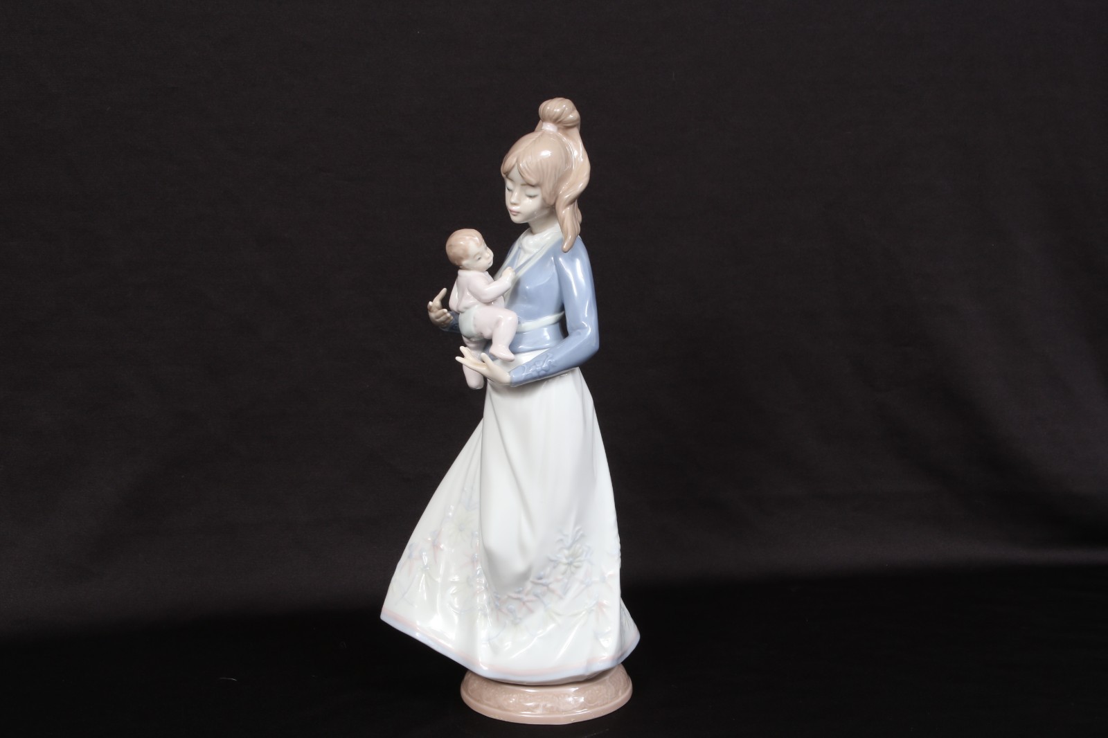 LLADRO 5873 MODERN MOTHER Holding Baby- Retired no Box 1991 -Excellent condition