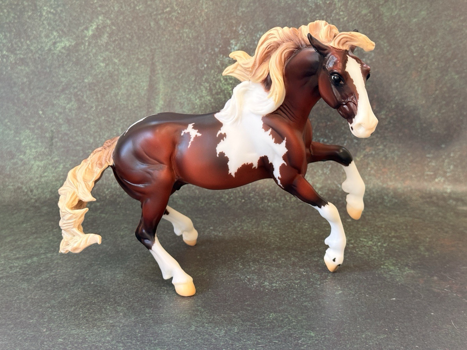 2023 Collector Club Breyer - Shelby - Chestnut Tobiano - Traditional - Nokota