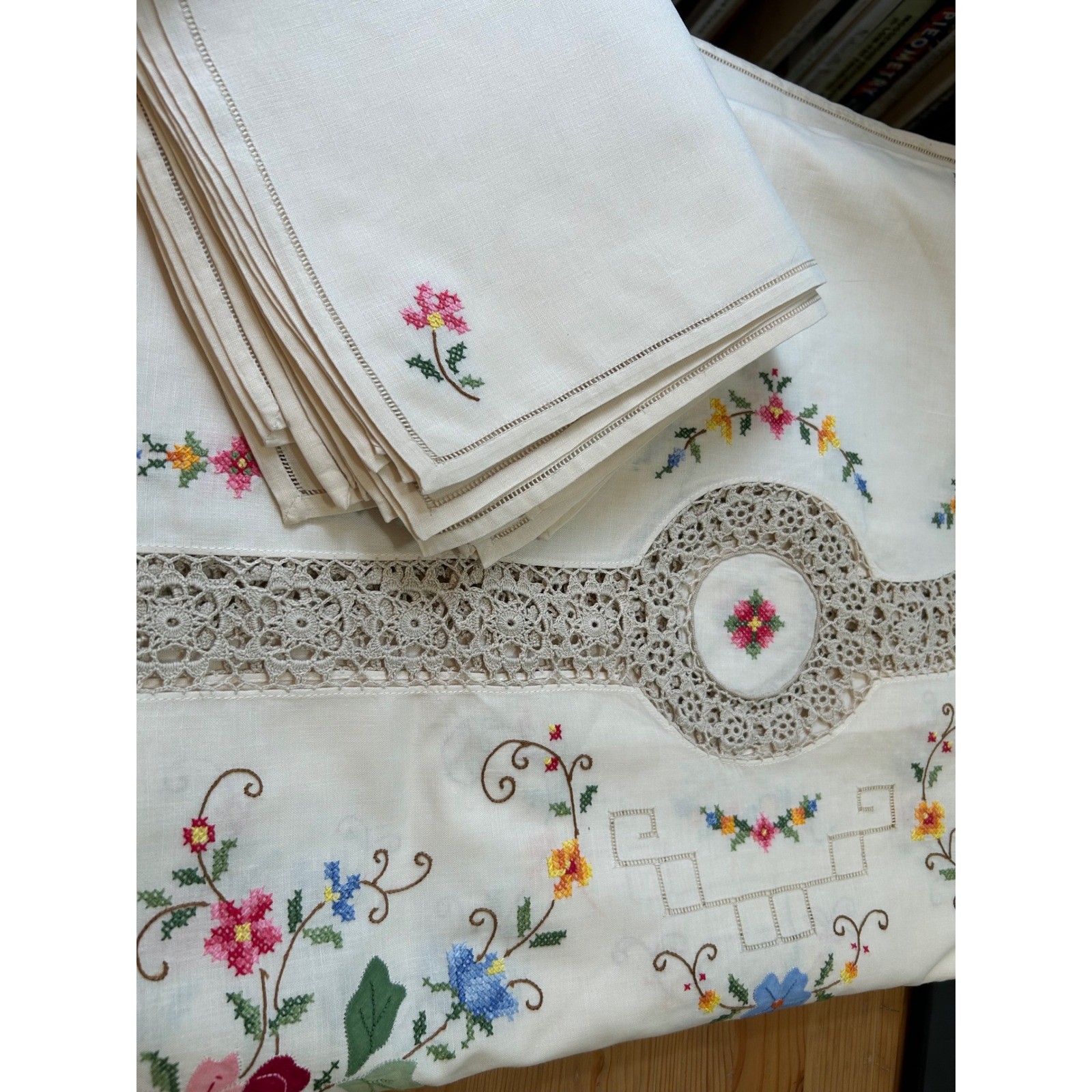 VTG Large Hand Embroidery Floral Linen-Cotton Tablecloth 12 Napkin Set Unused
