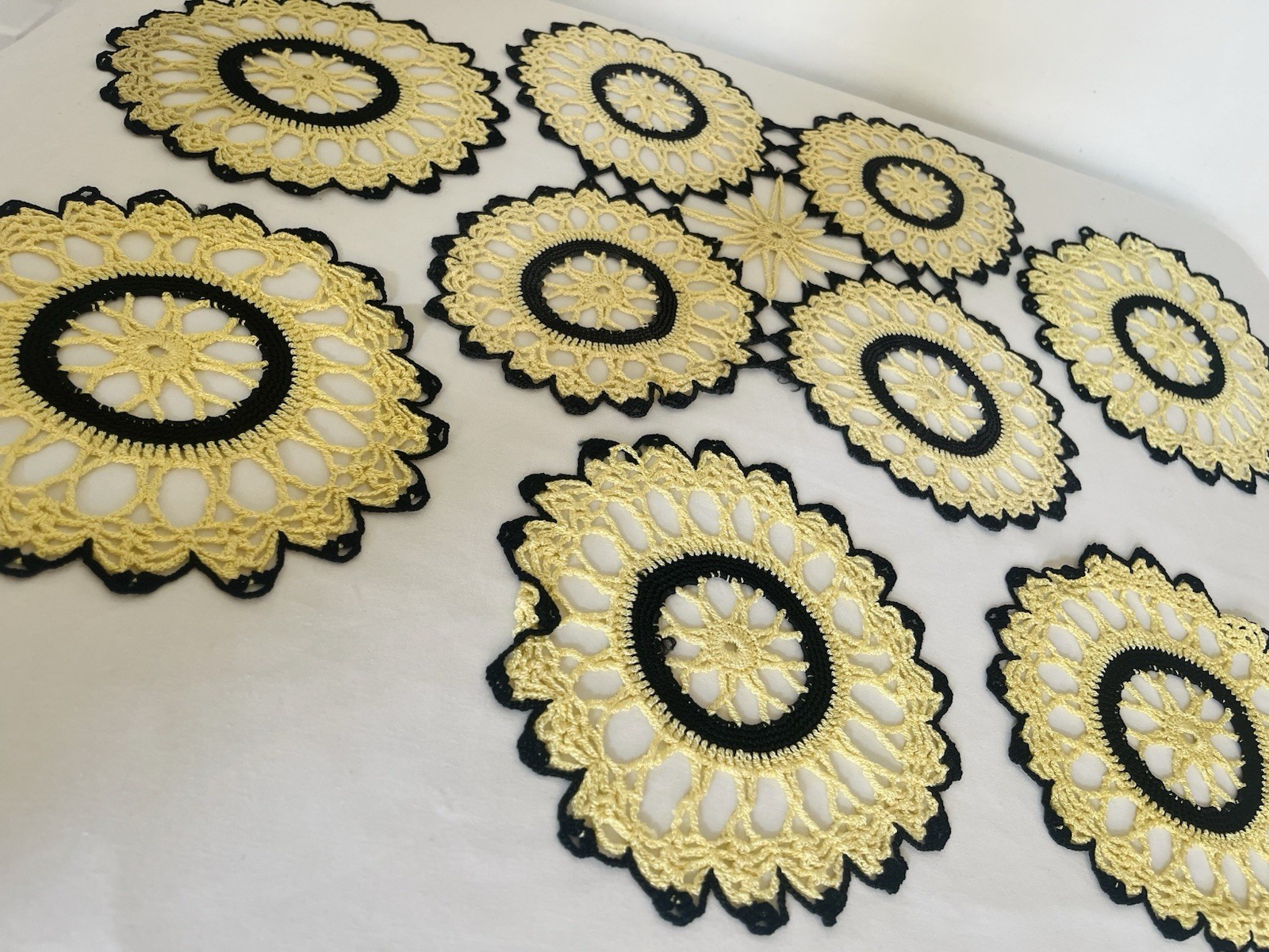 VTG Doily Centrepiece Placemat Set Coaster Yellow Black Crochet Lace Doilie 