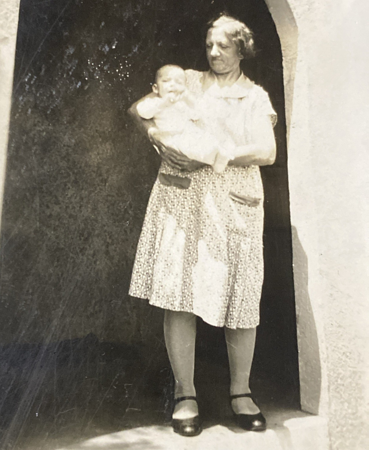 1920s-1930s Granny Grandma Holding Cute Baby Grandchild Original Photo P20z15