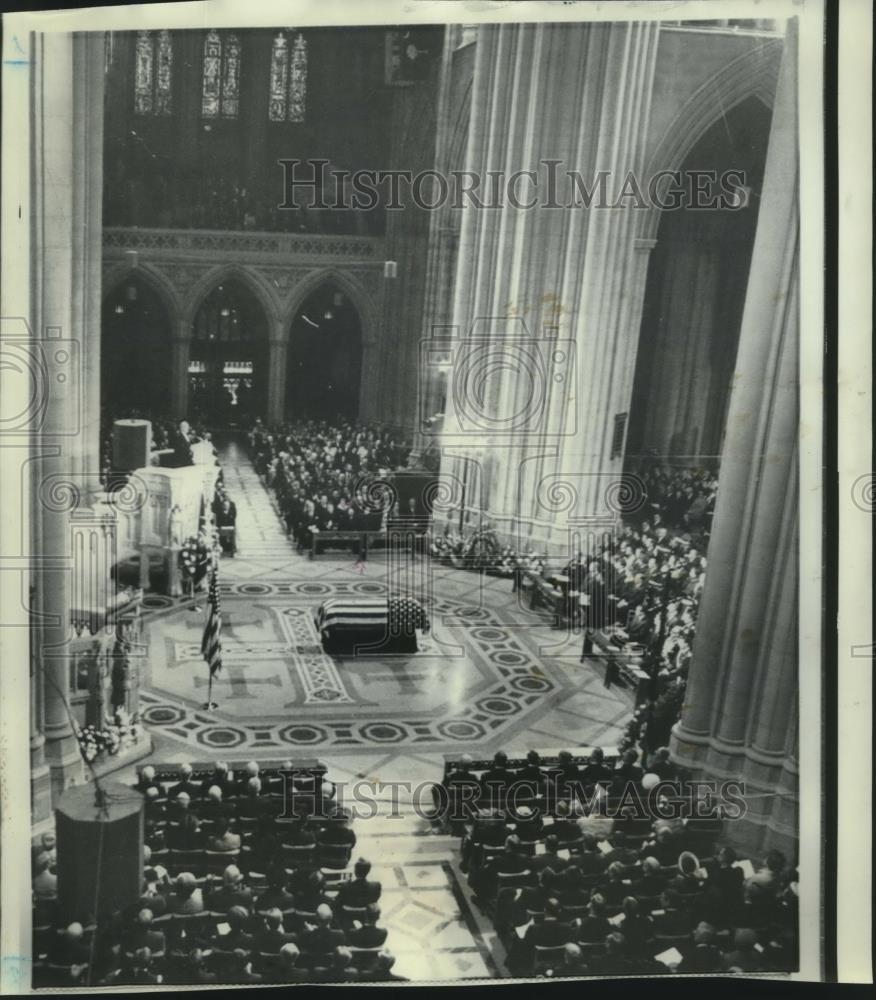 1969 Press Photo Thousands in National Cathedral final tribute to Eisenhower.