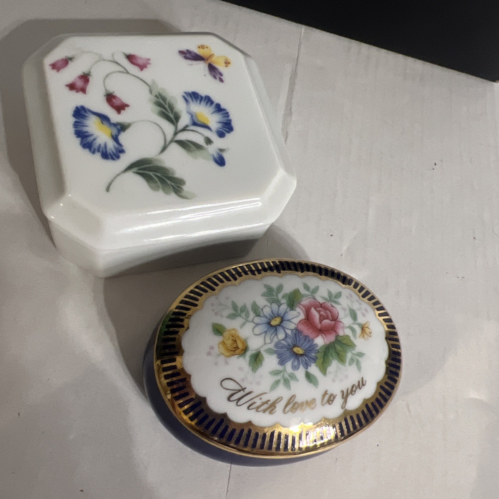 AVON GALLERY ORIGINALS  PORCELAIN  TRINKET BOX  FLOWERS & WITH LOVE TO YOU  1986
